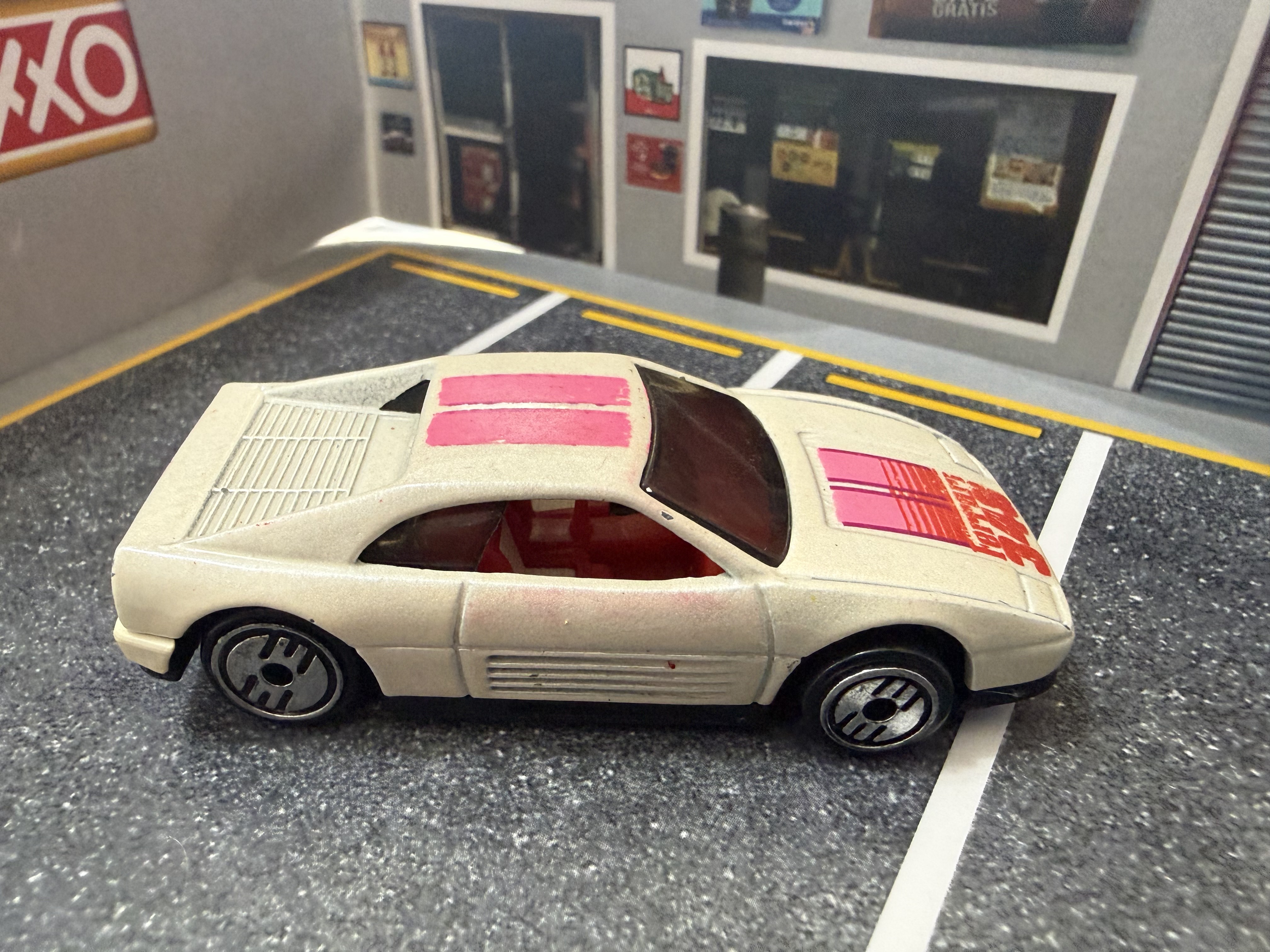 Coche de juguete deportivo clásico