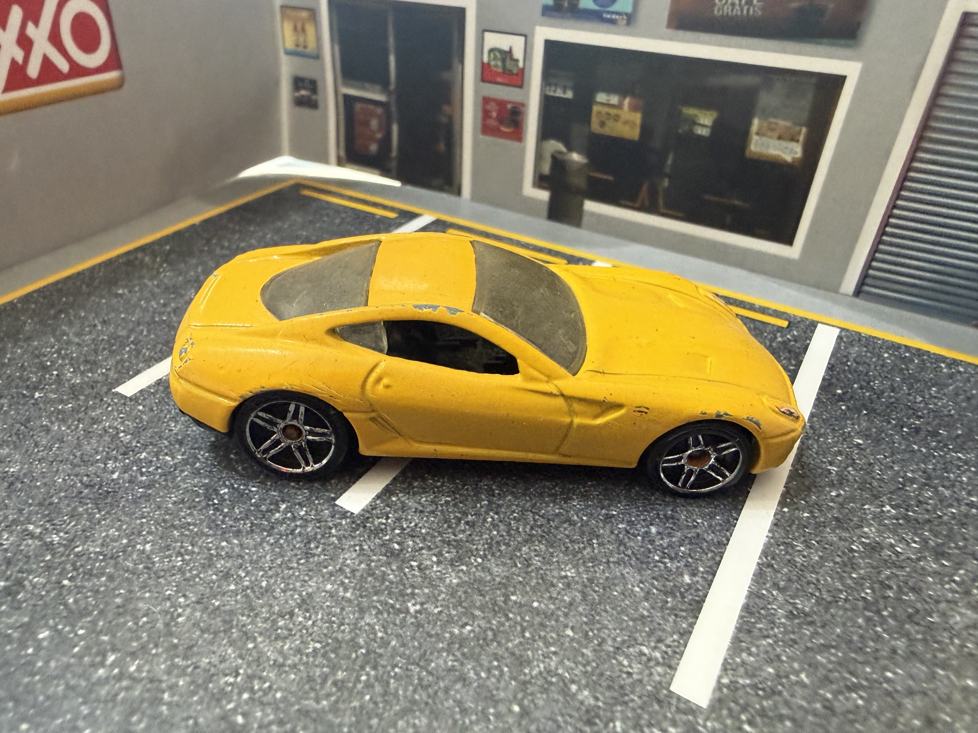 Coche deportivo amarillo de juguete