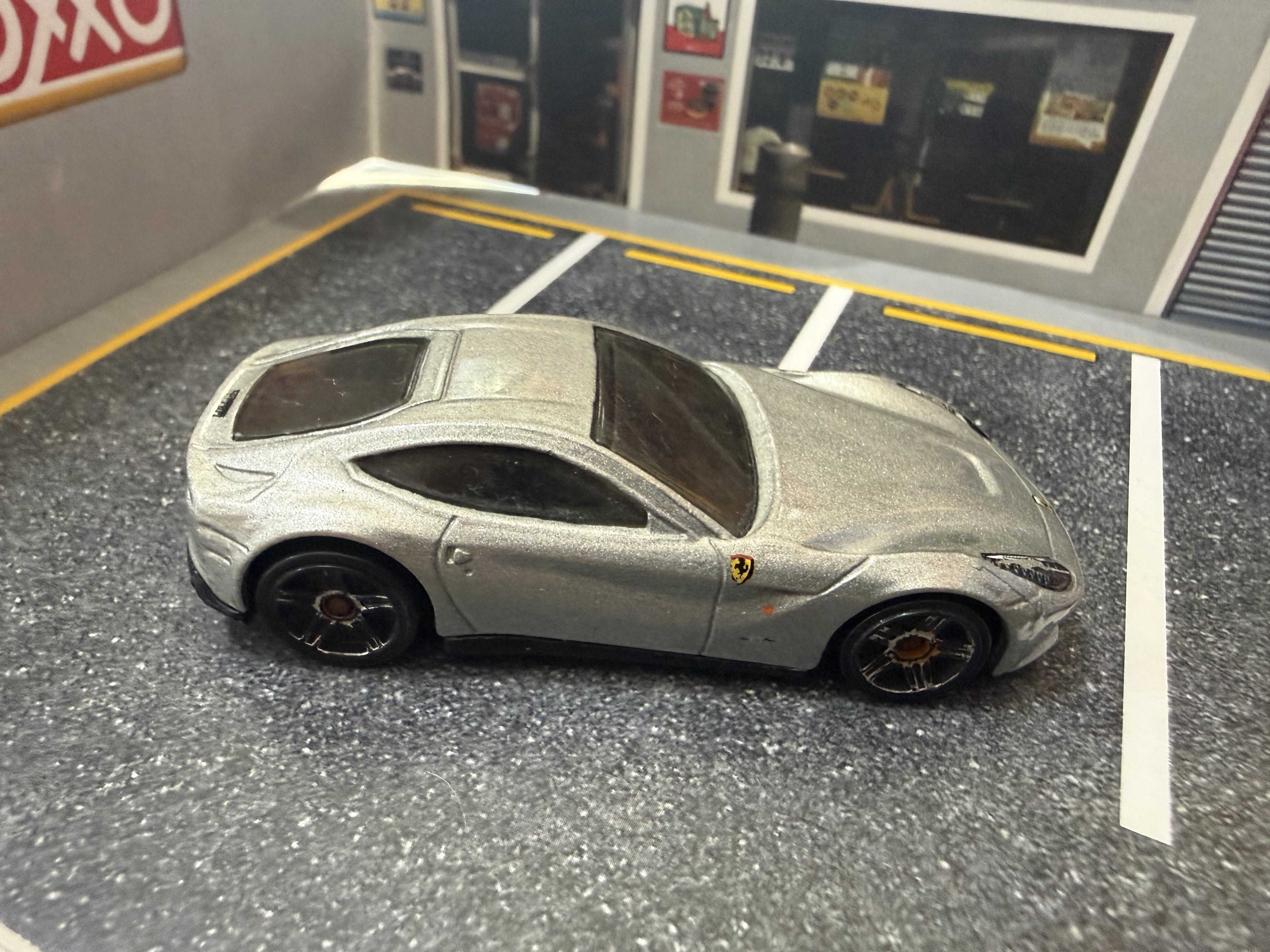 Coche deportivo de juguete plateado