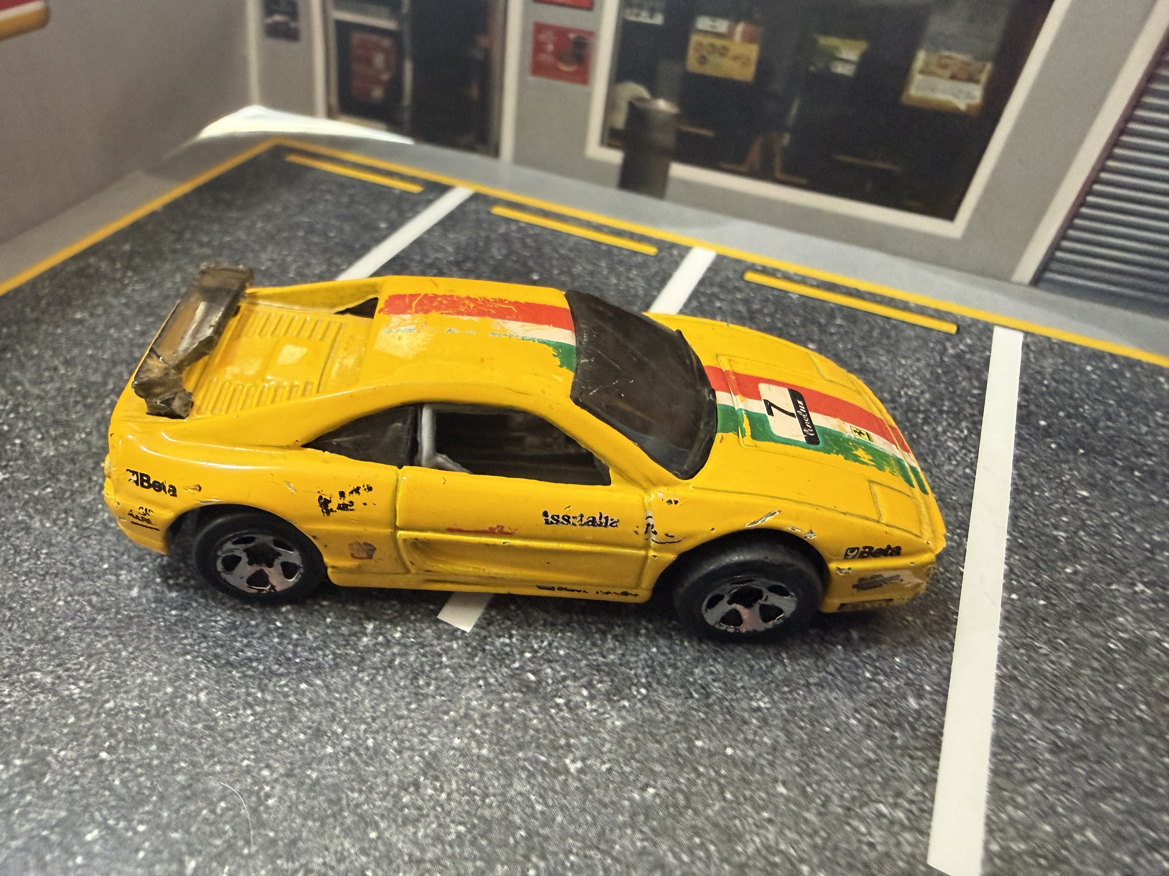 Coche de juguete amarillo