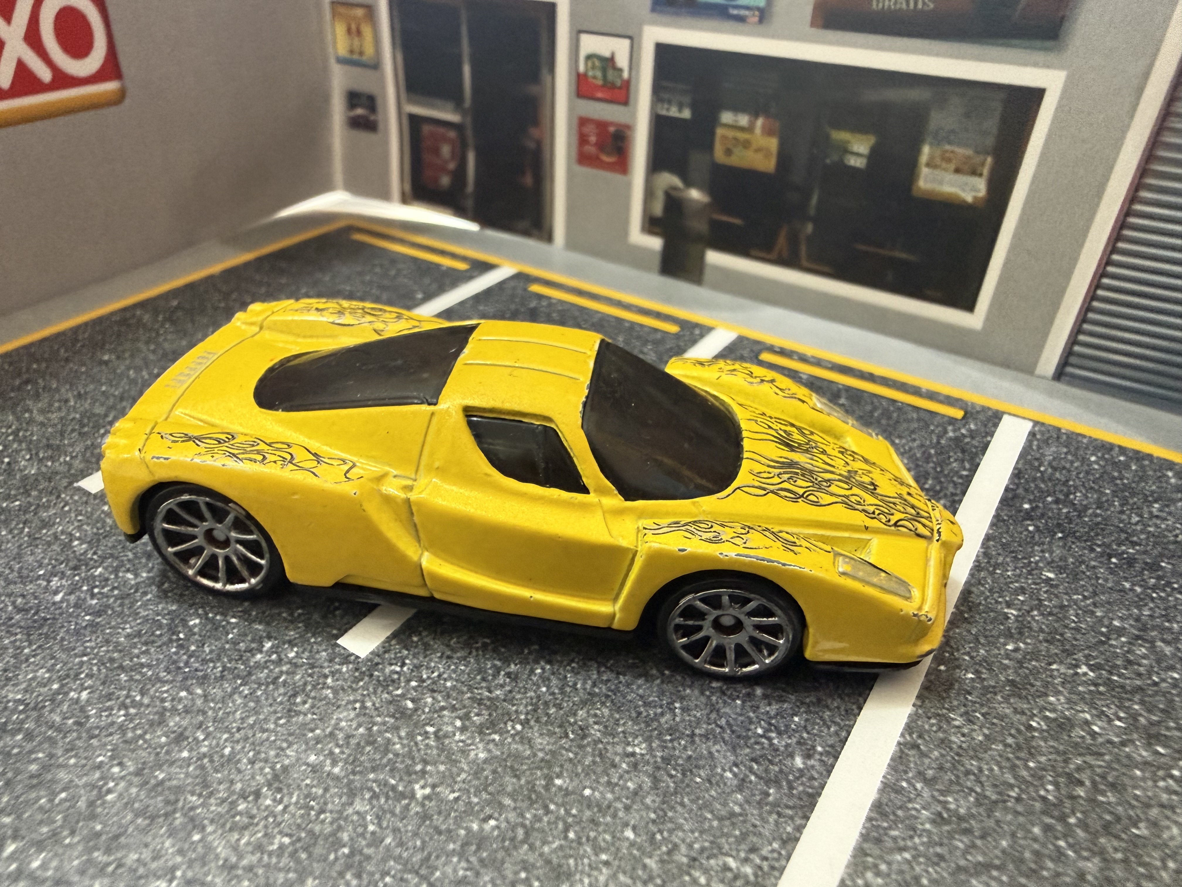Carrito de juguete deportivo amarillo