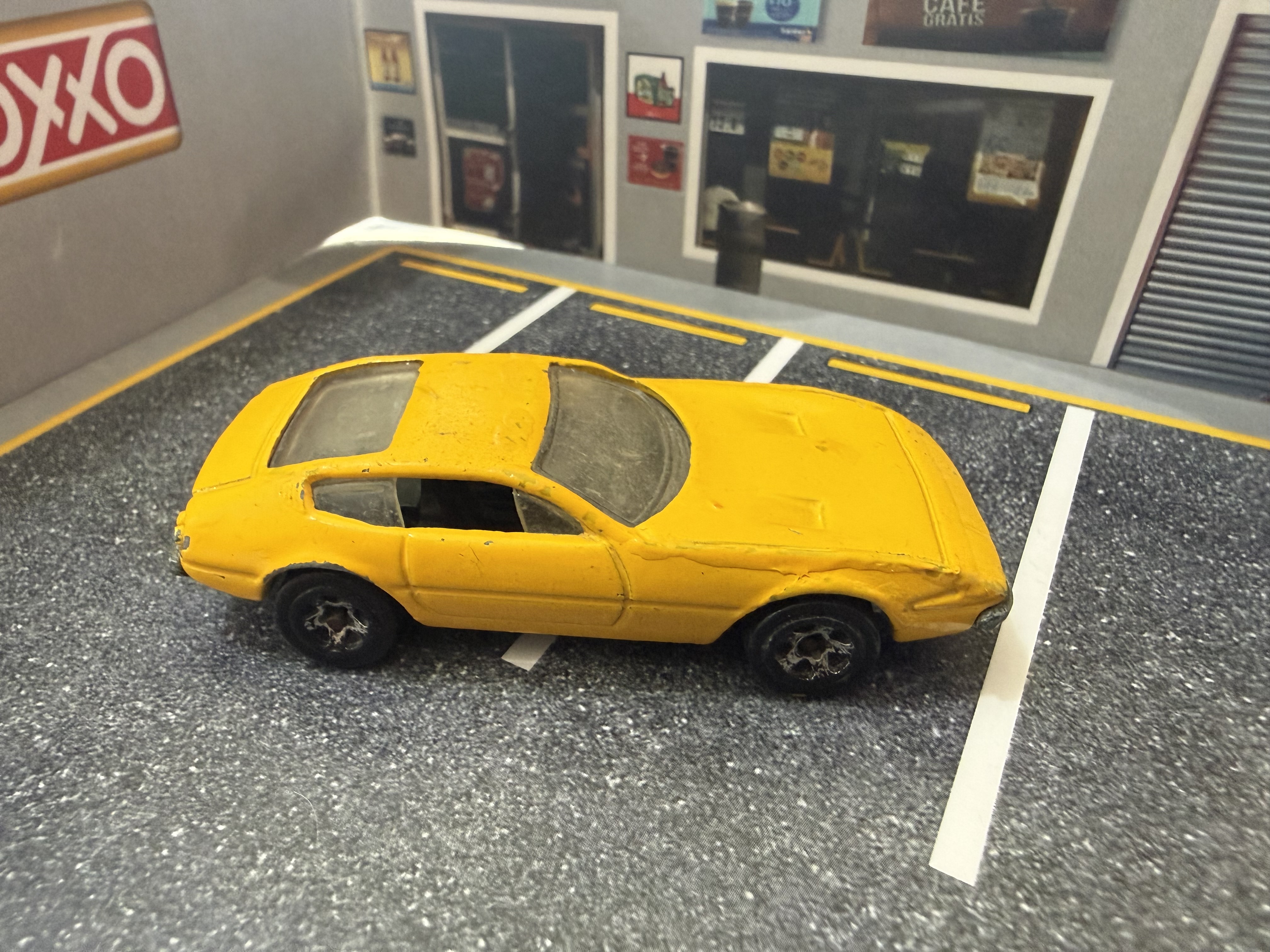 Carro de juguete clásico amarillo