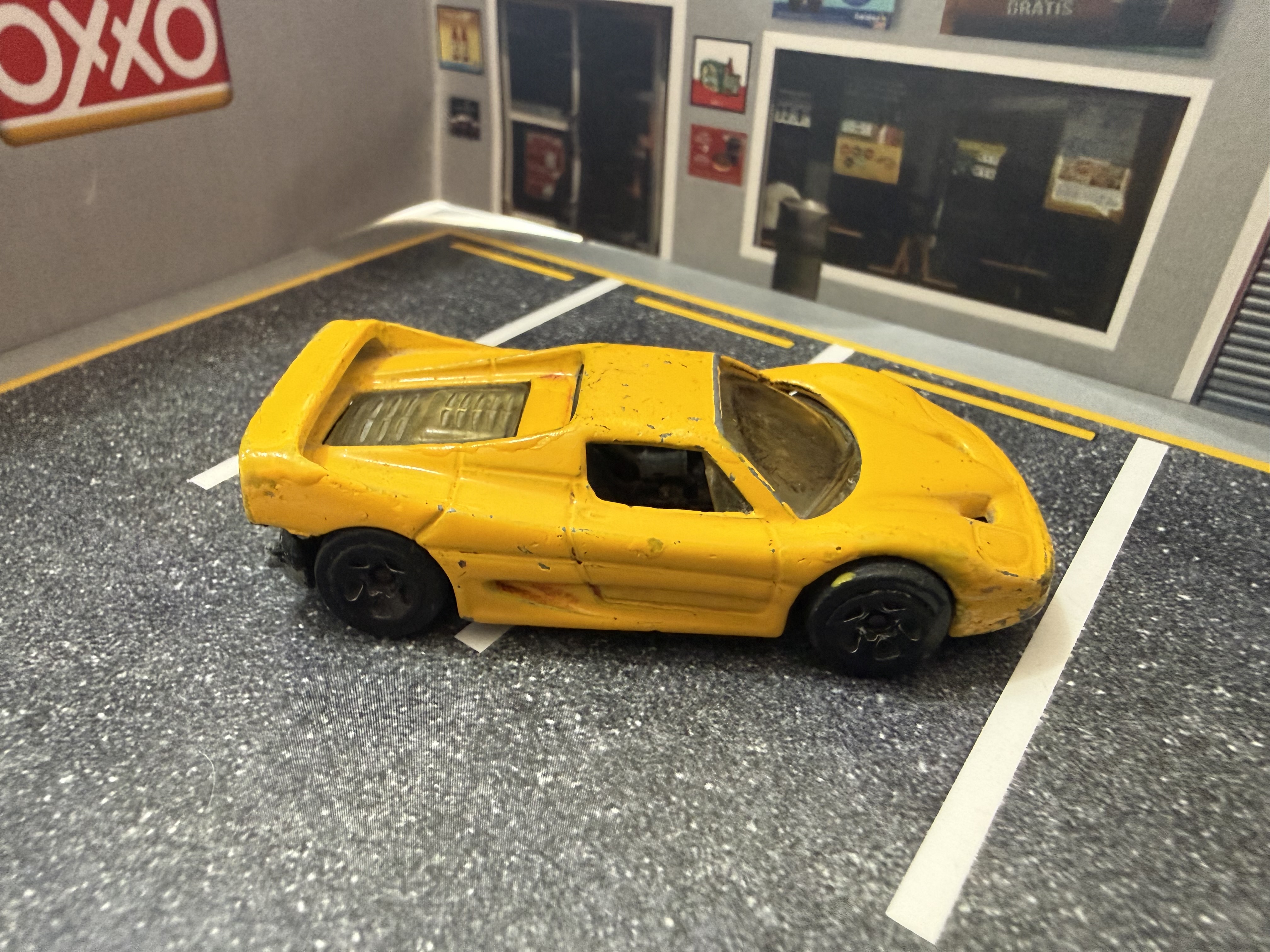 Carro deportivo amarillo de juguete