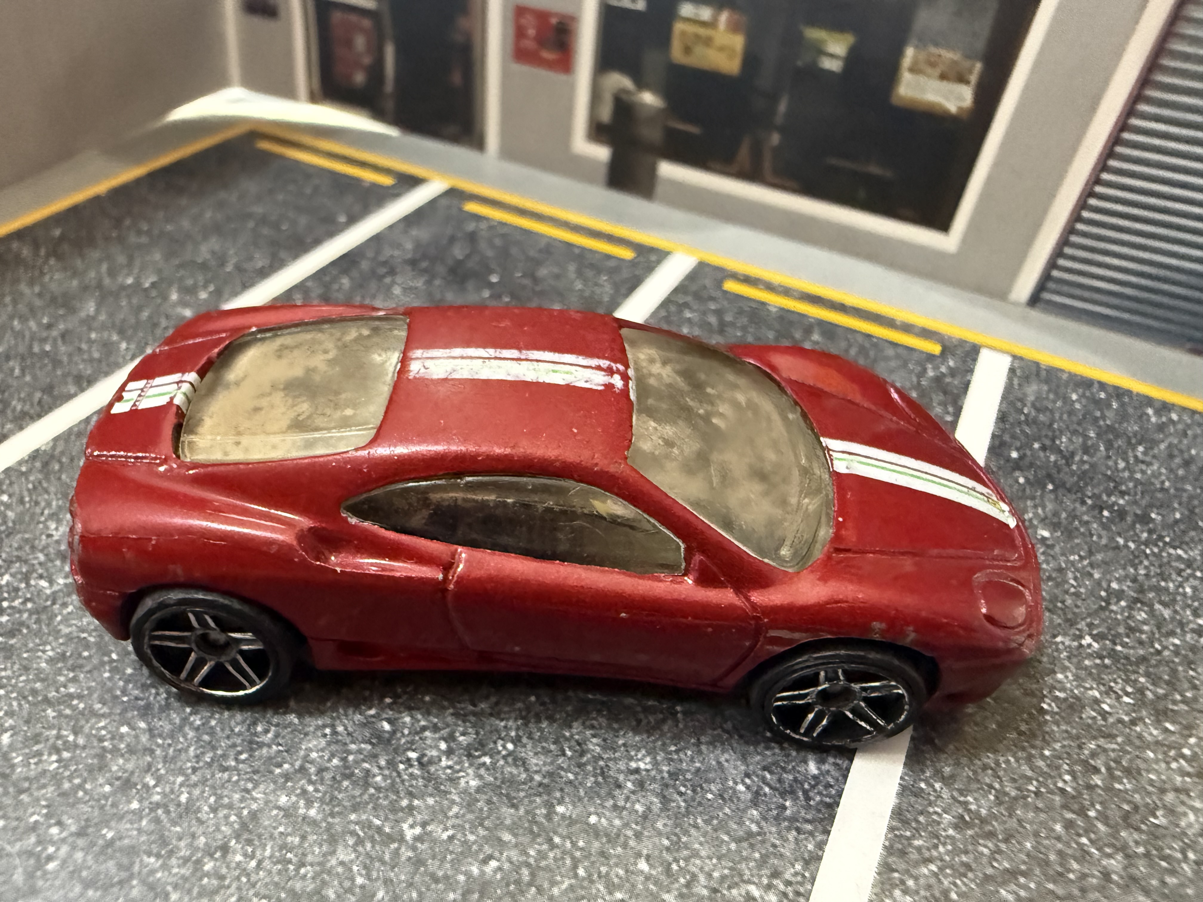 Coche deportivo de juguete rojo