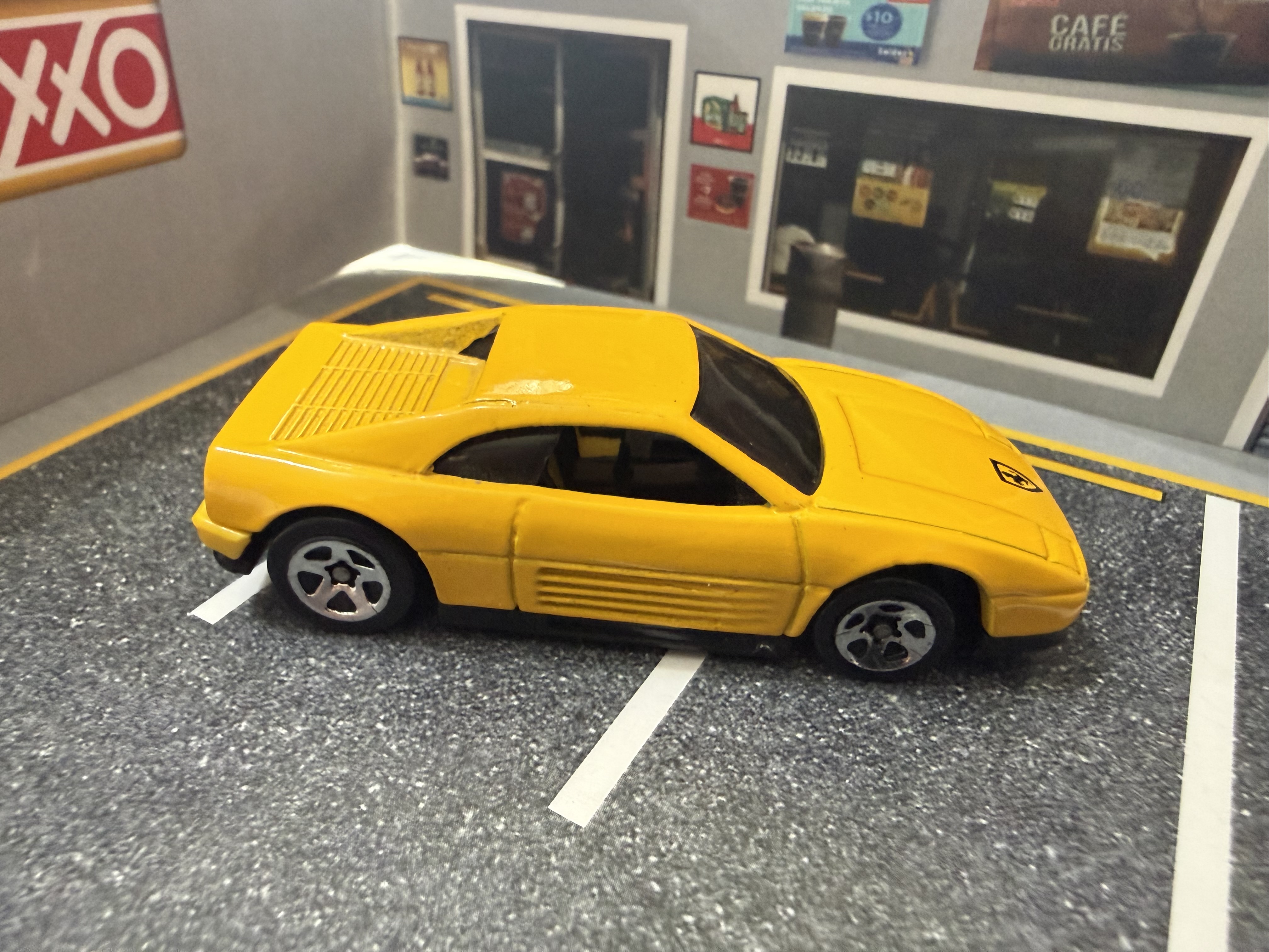 Auto deportivo amarillo