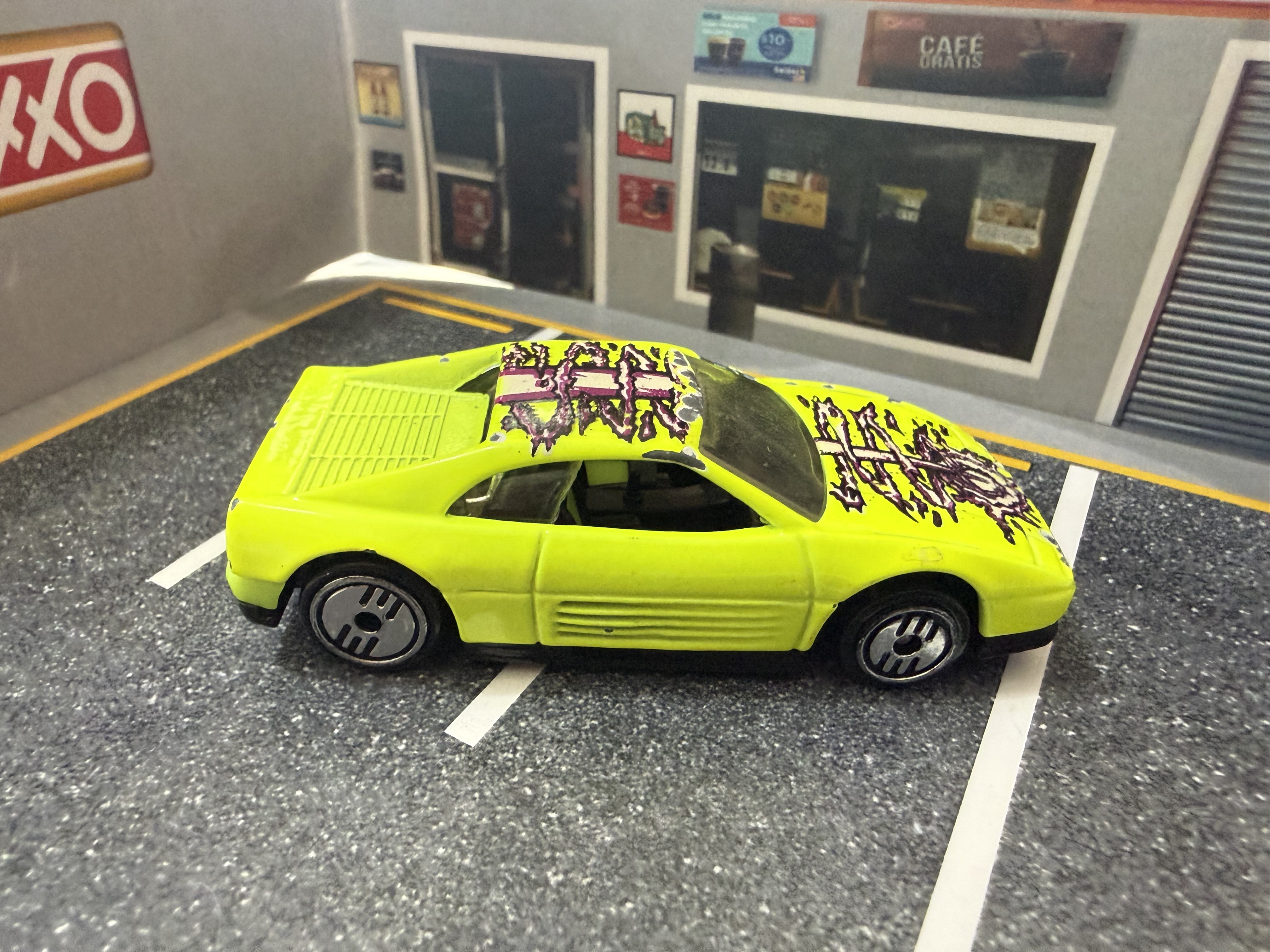 Coche de juguete deportivo amarillo