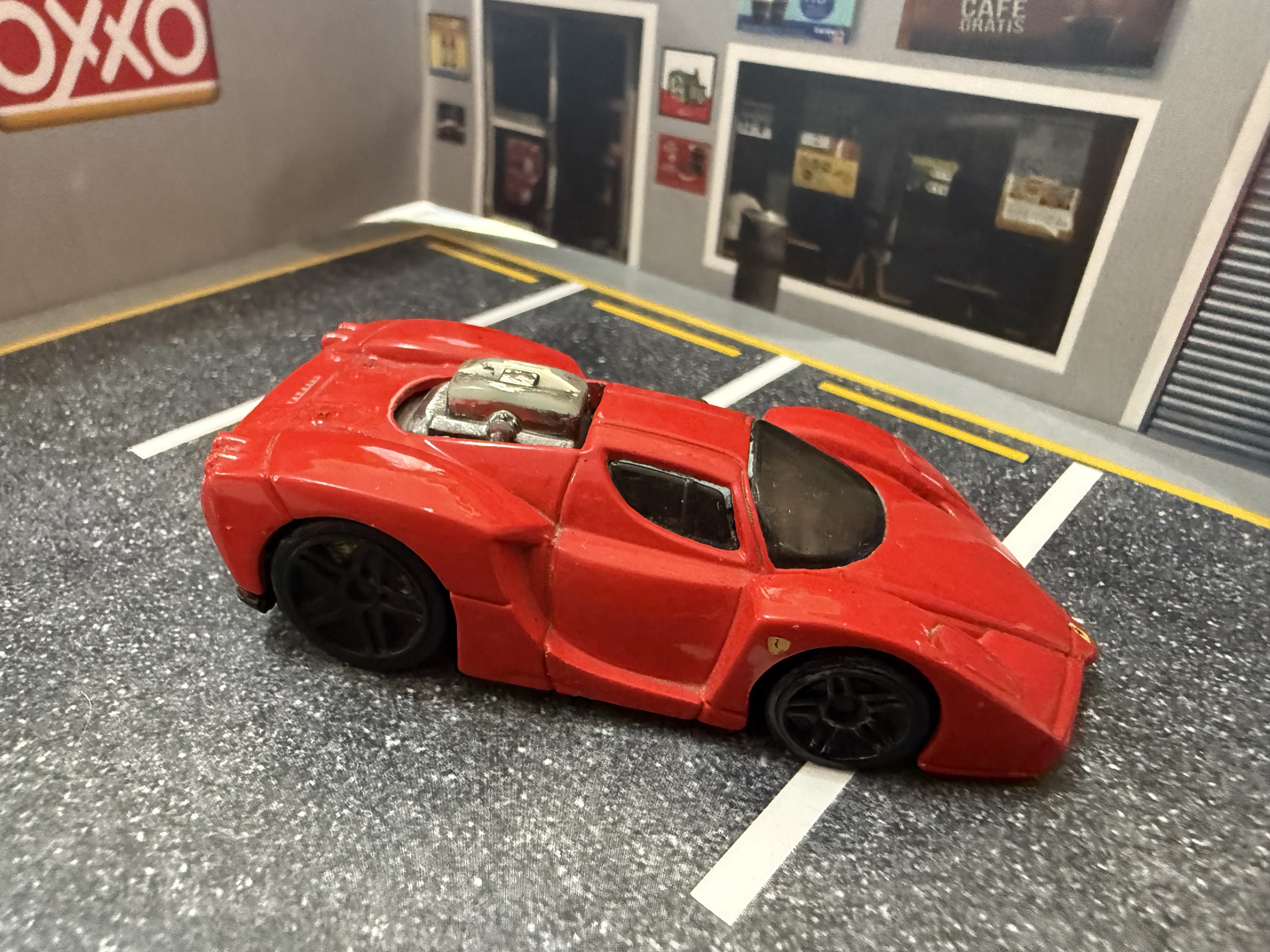 Carro de juguete deportivo rojo