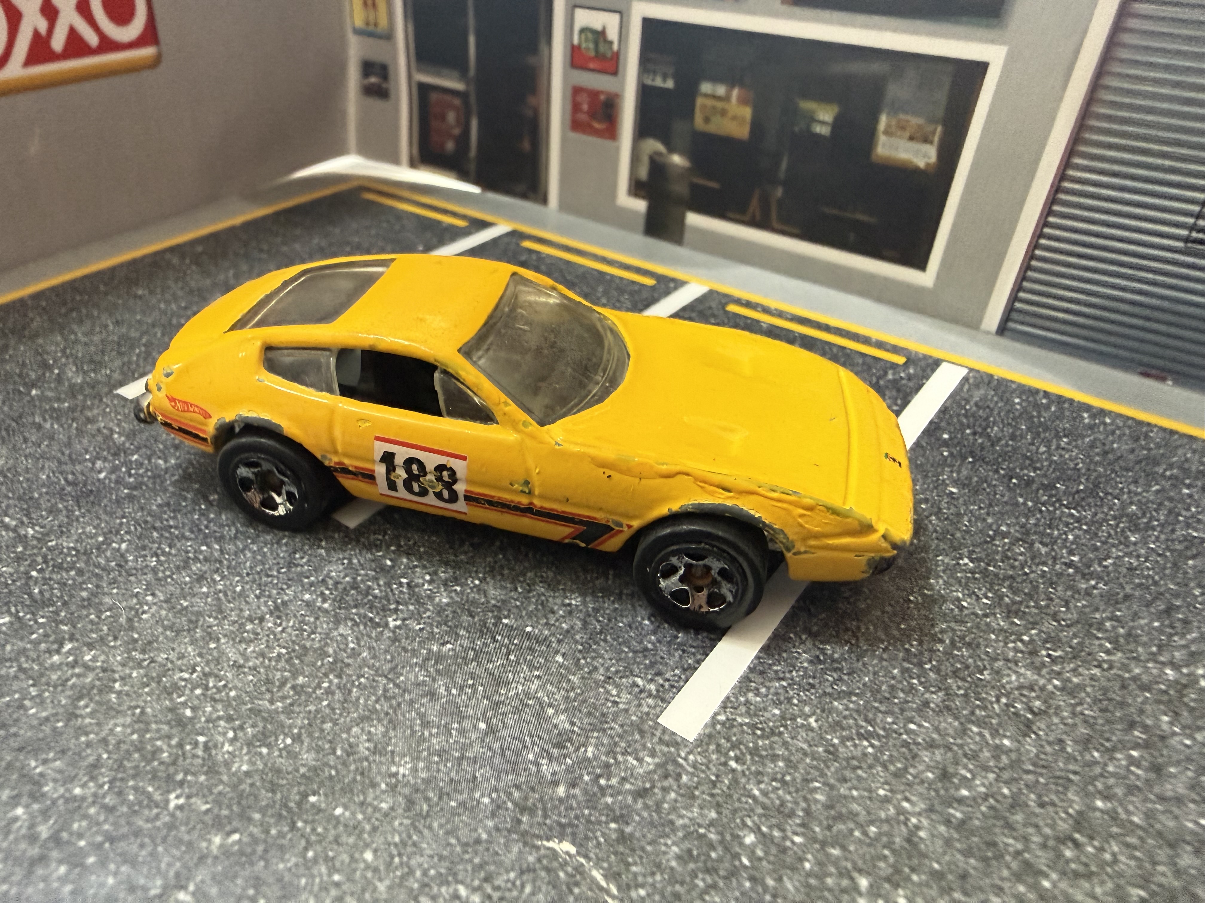 Auto de juguete amarillo