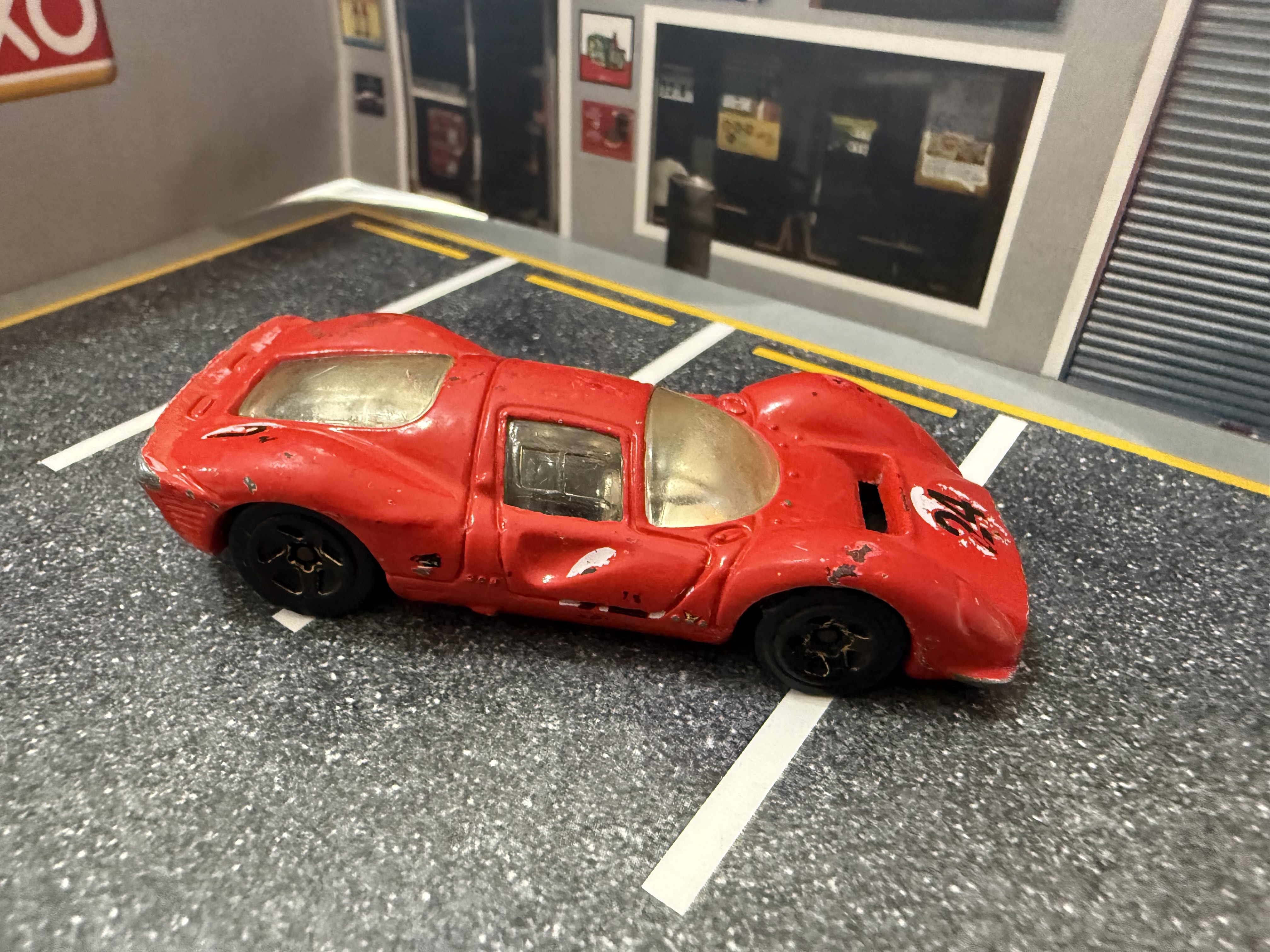 Coche de juguete clásico rojo