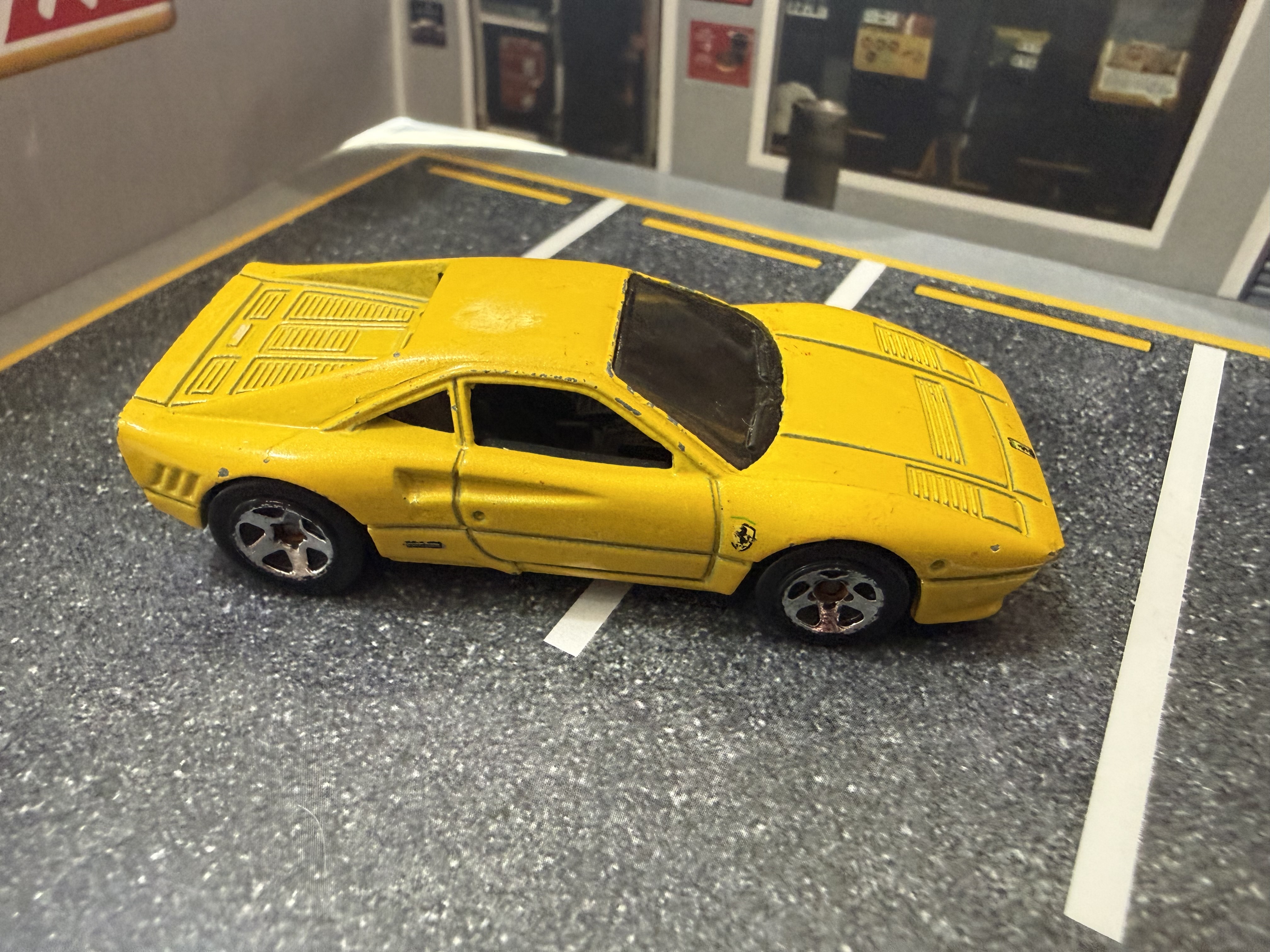 Coche deportivo de juguete amarillo
