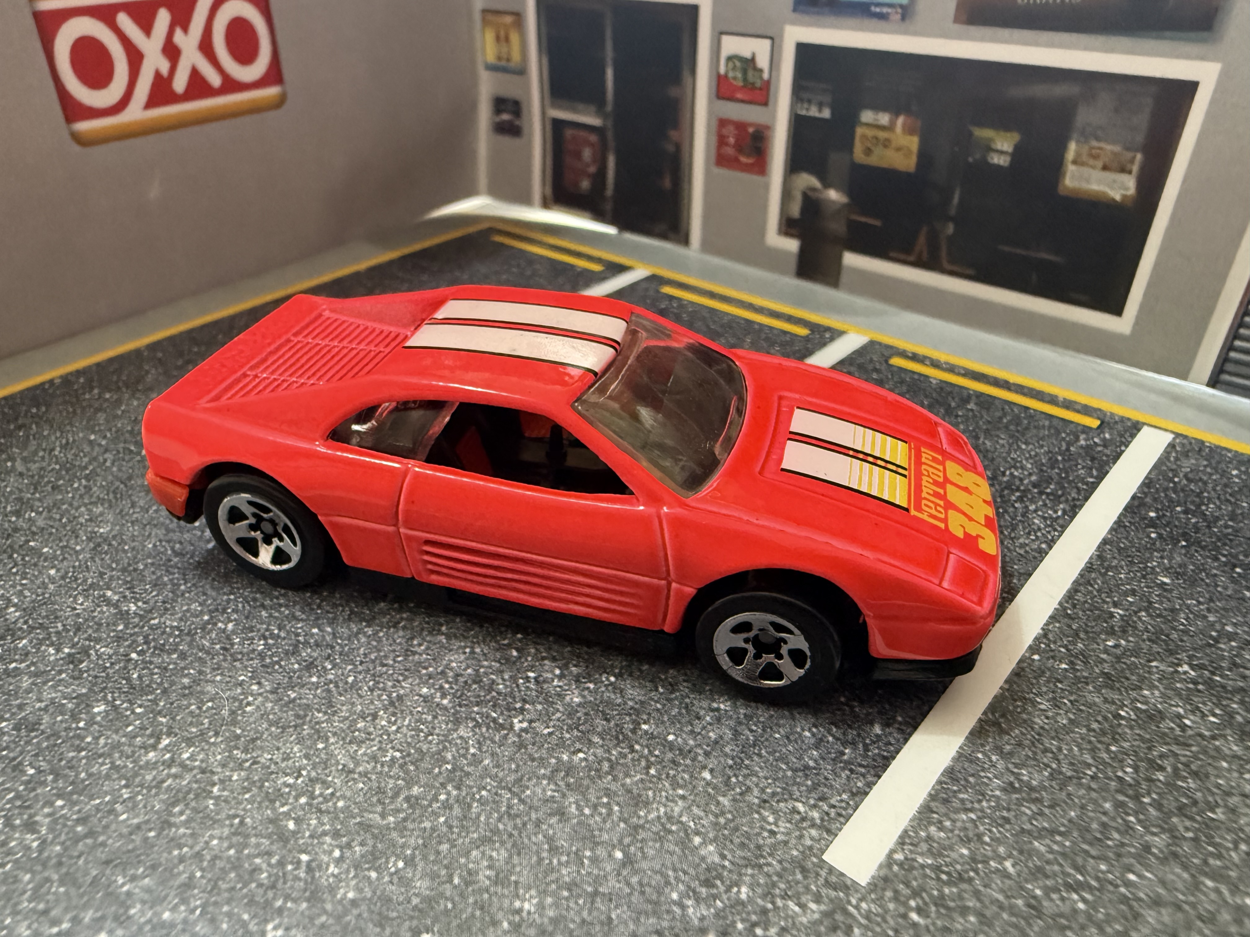 Carro de juguete deportivo rojo