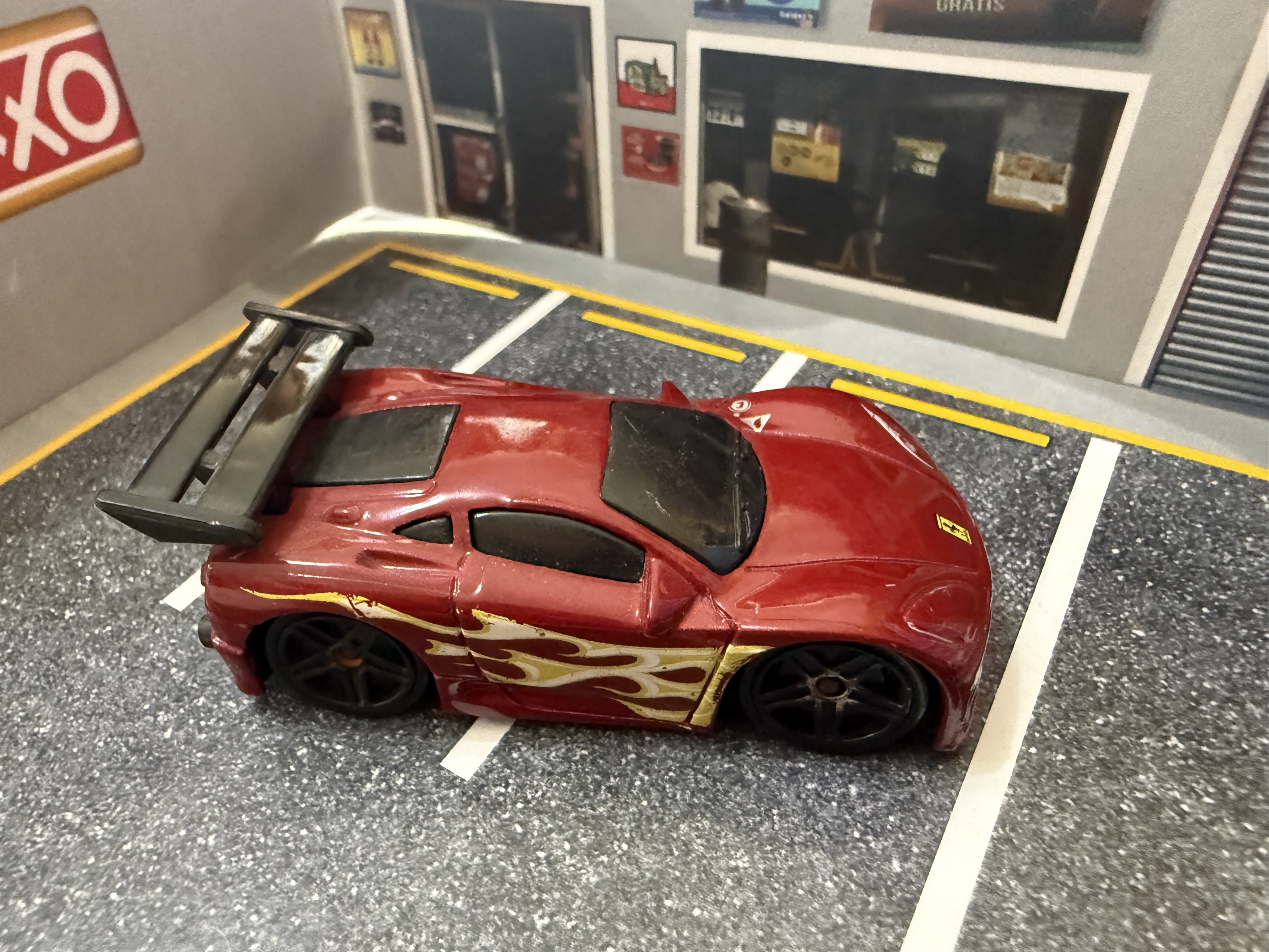 Auto de juguete deportivo rojo