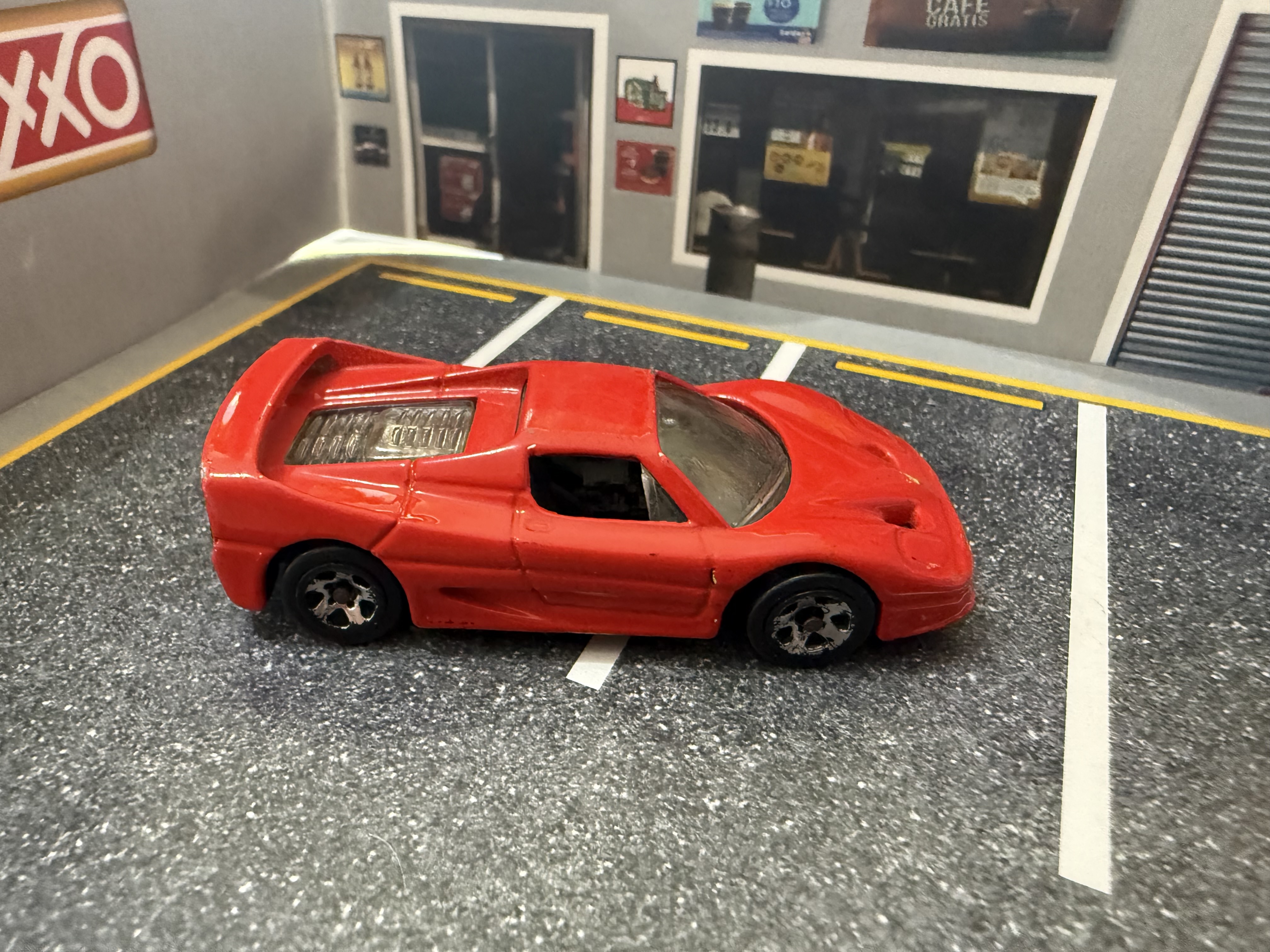 Carro de juguete deportivo rojo