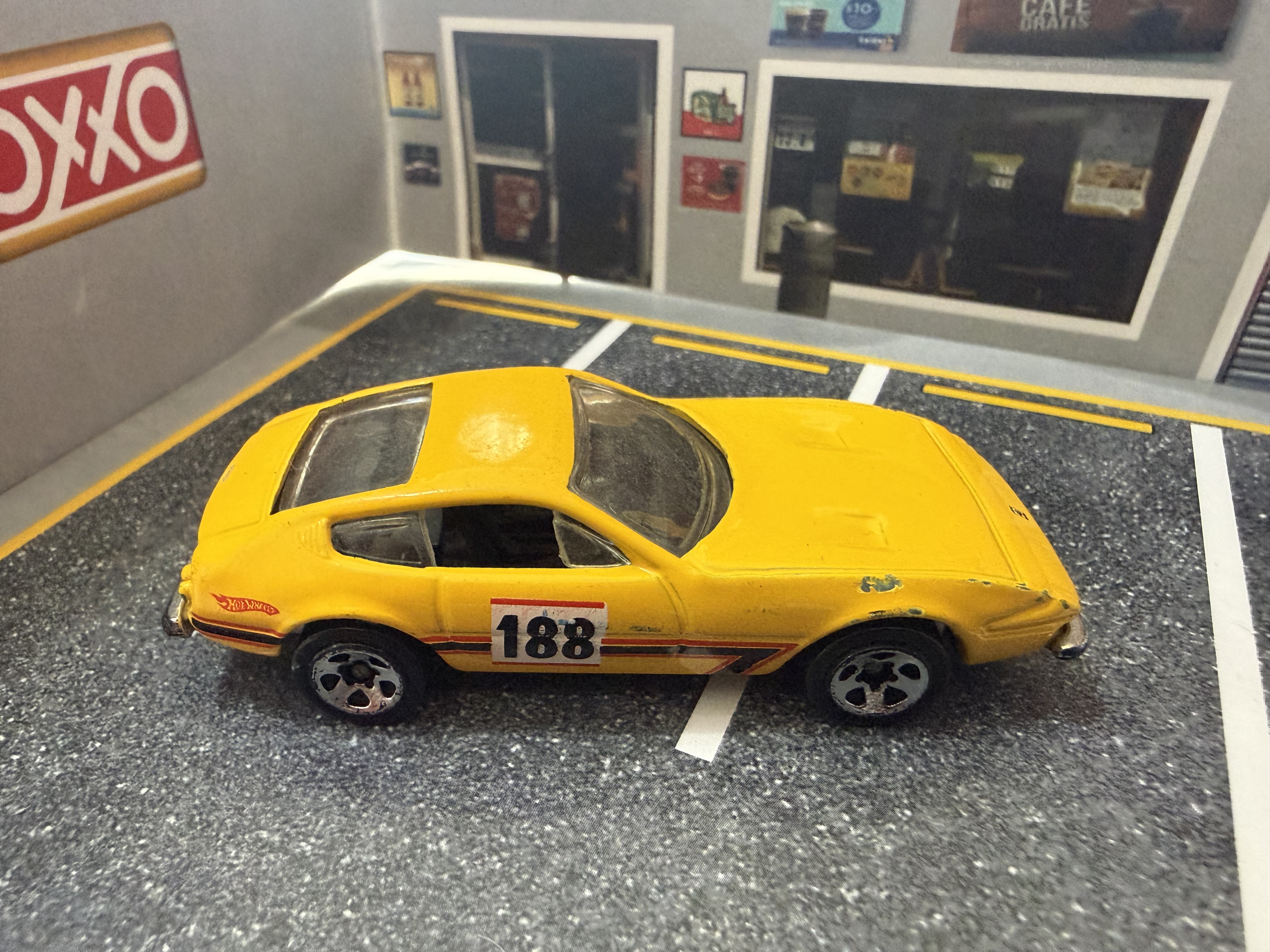 Coche deportivo amarillo