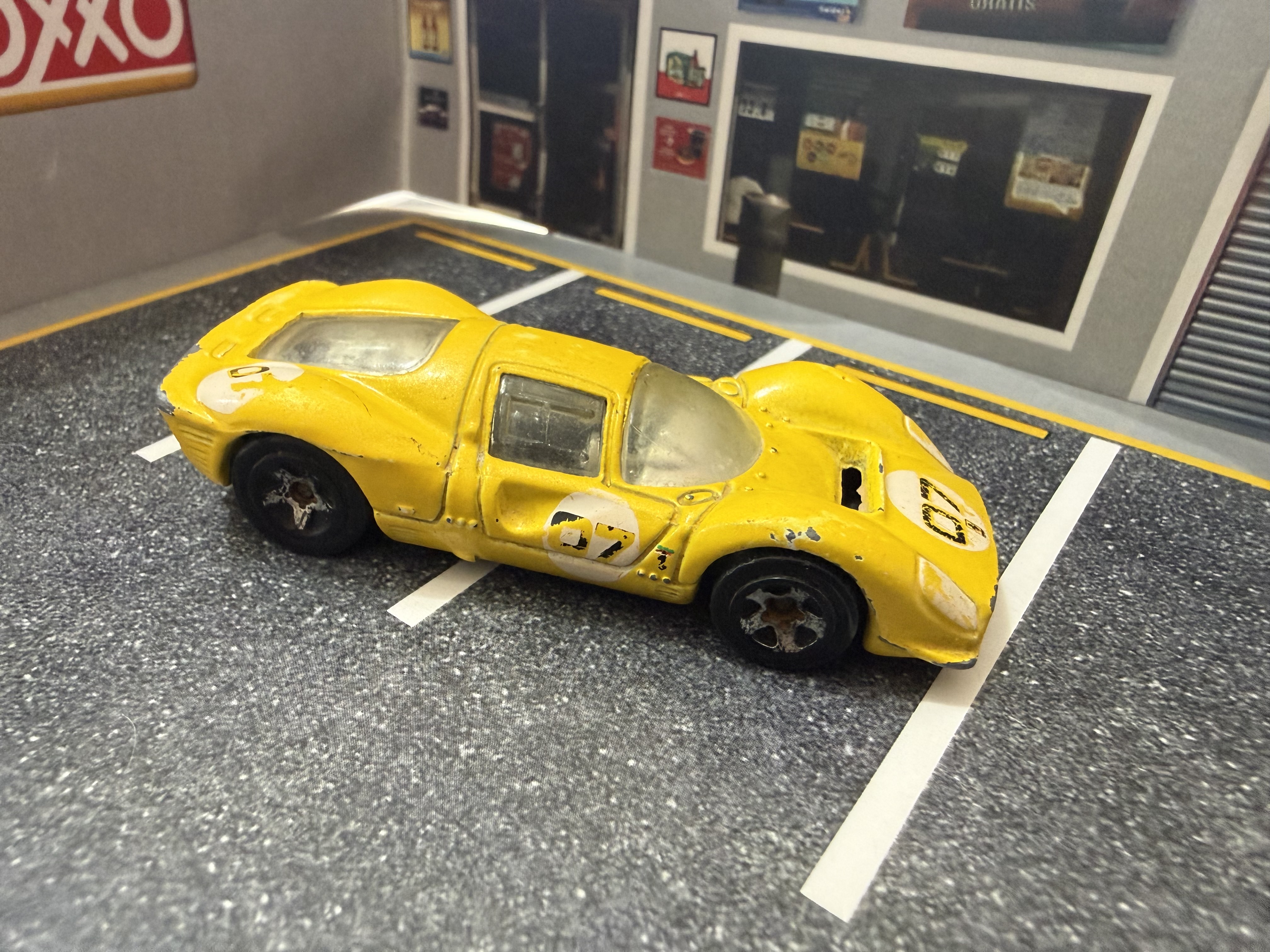 Carro de juguete amarillo