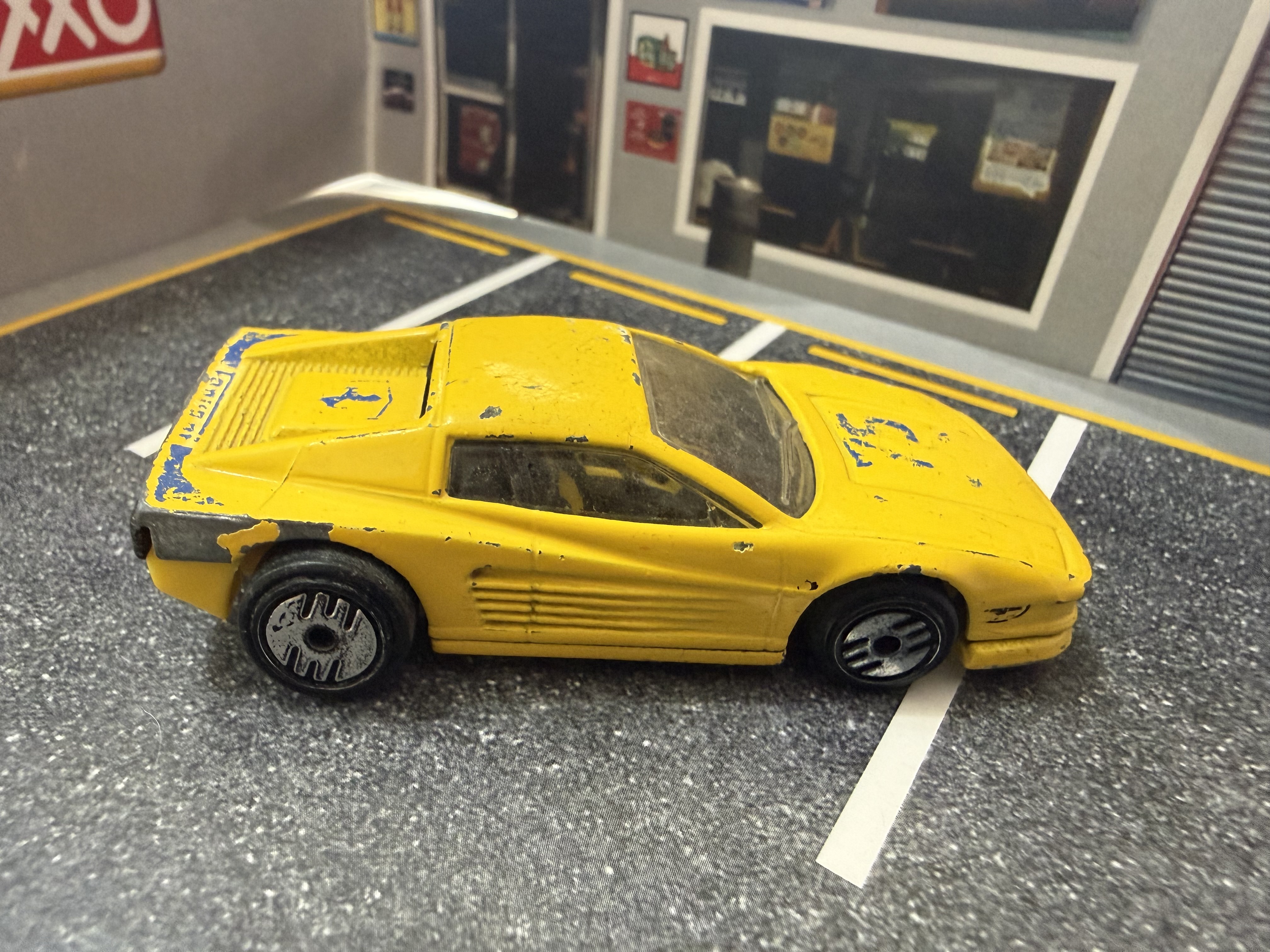 Coche de juguete amarillo