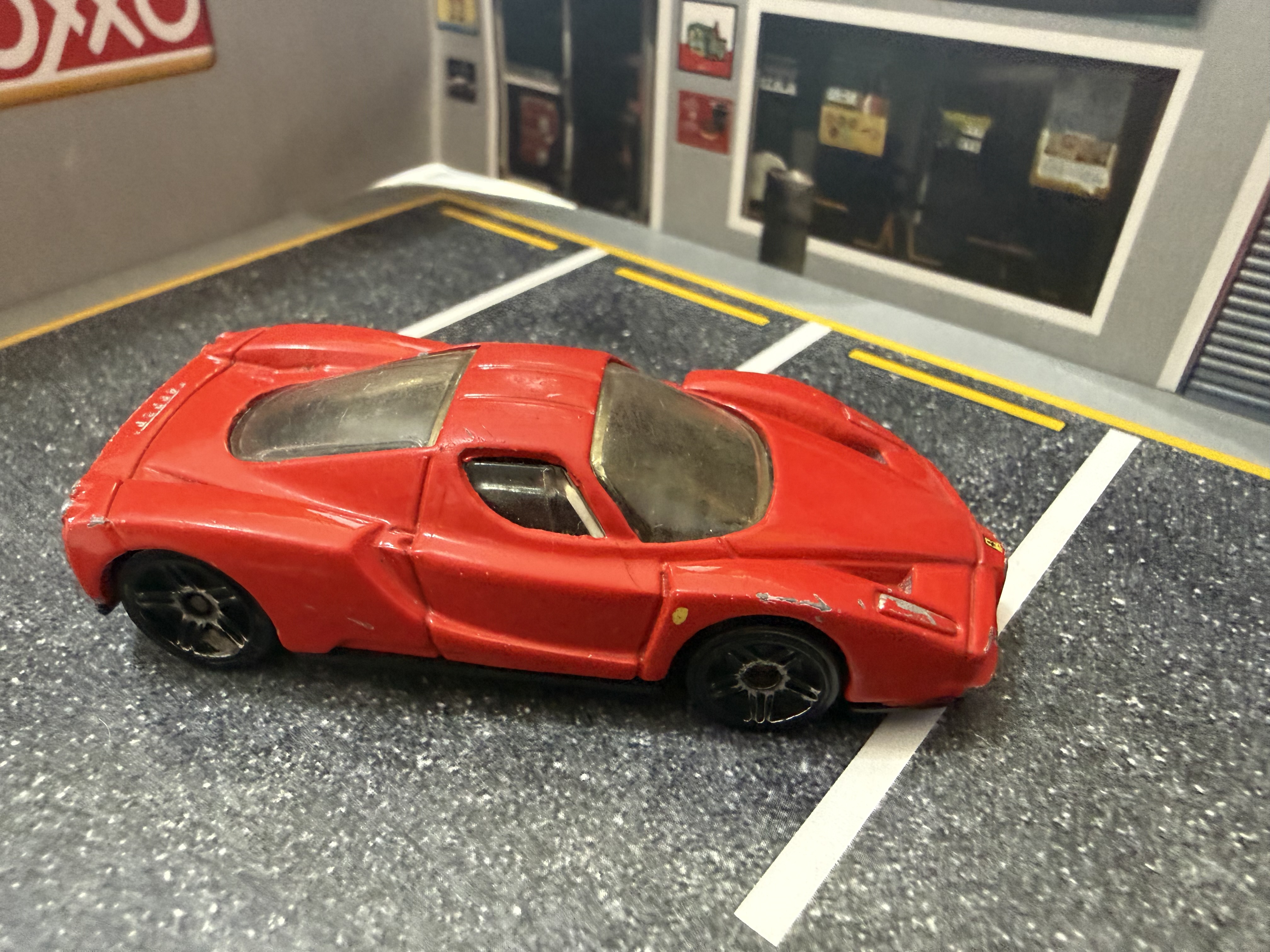 Carro de juguete deportivo rojo