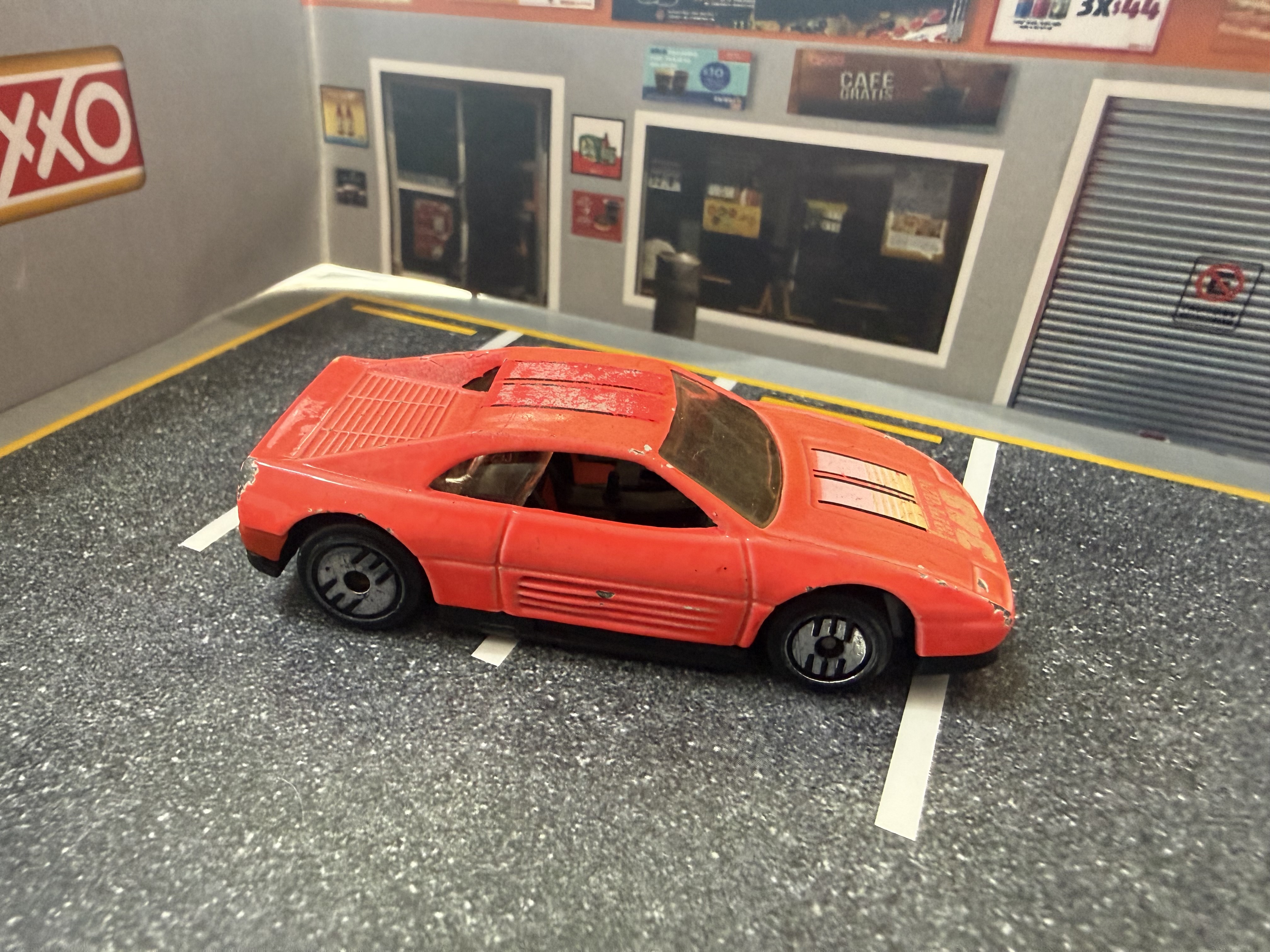 Carro de juguete deportivo rojo