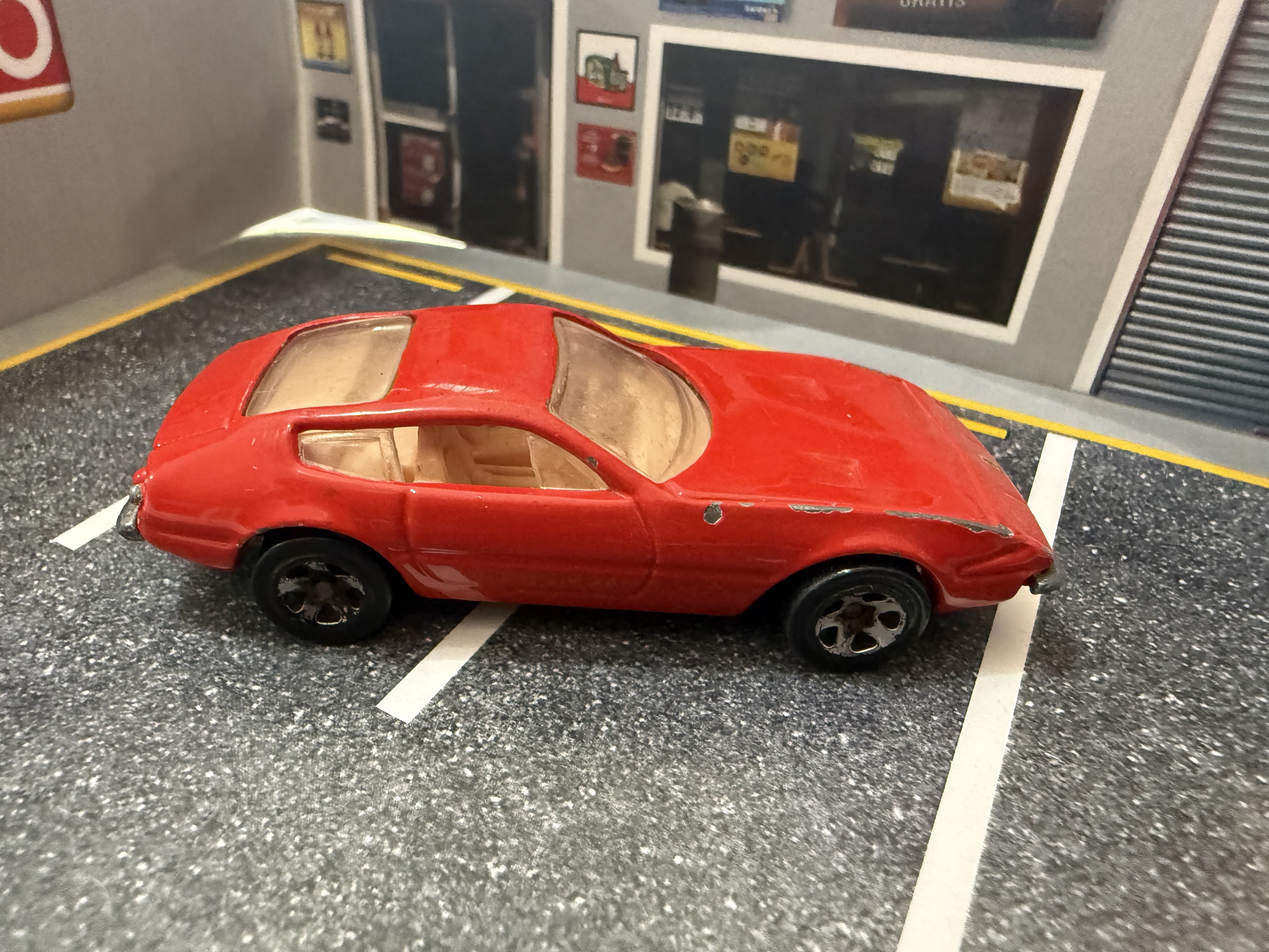 Coche de juguete clásico rojo
