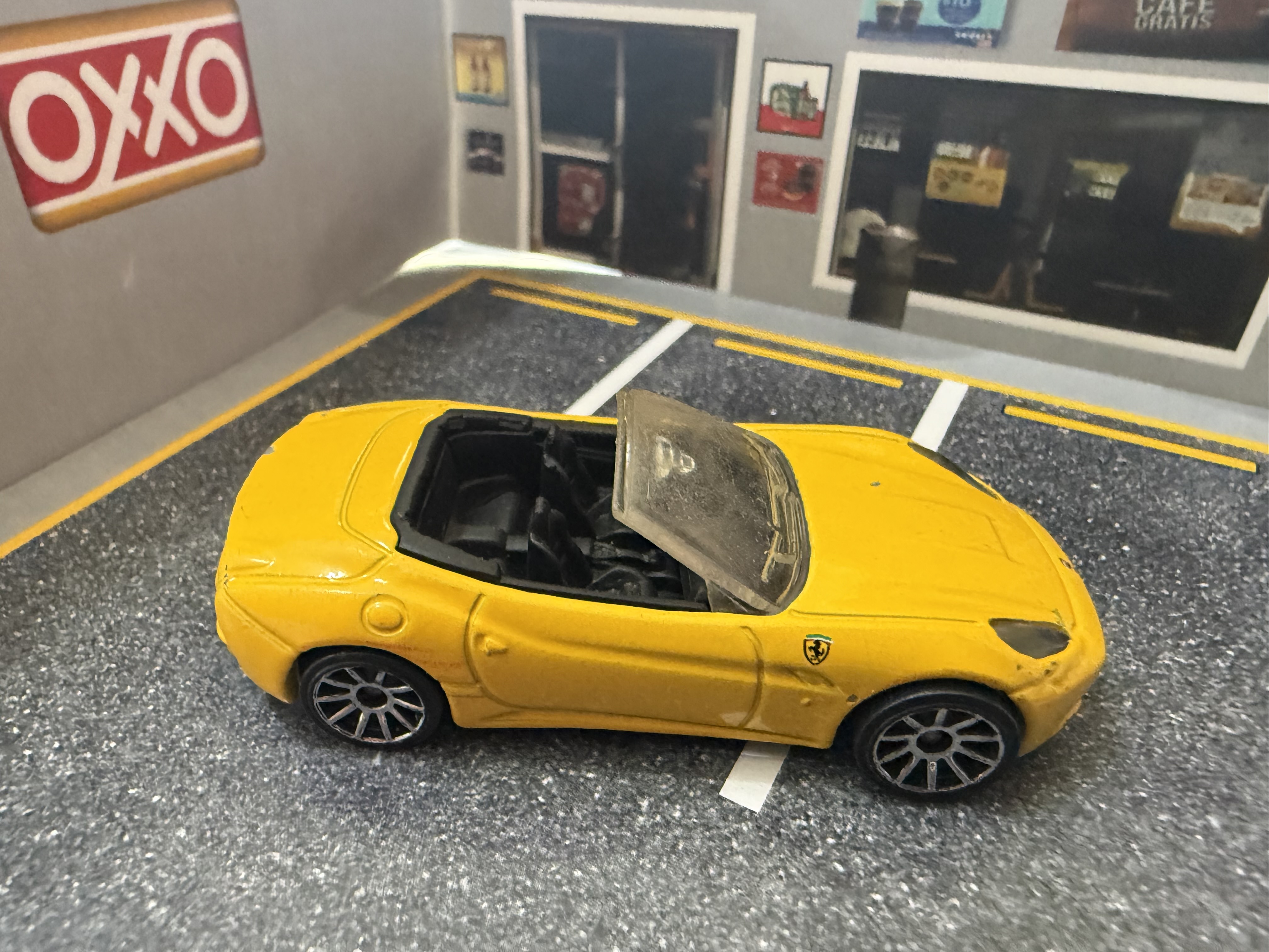Ferrari de juguete amarillo