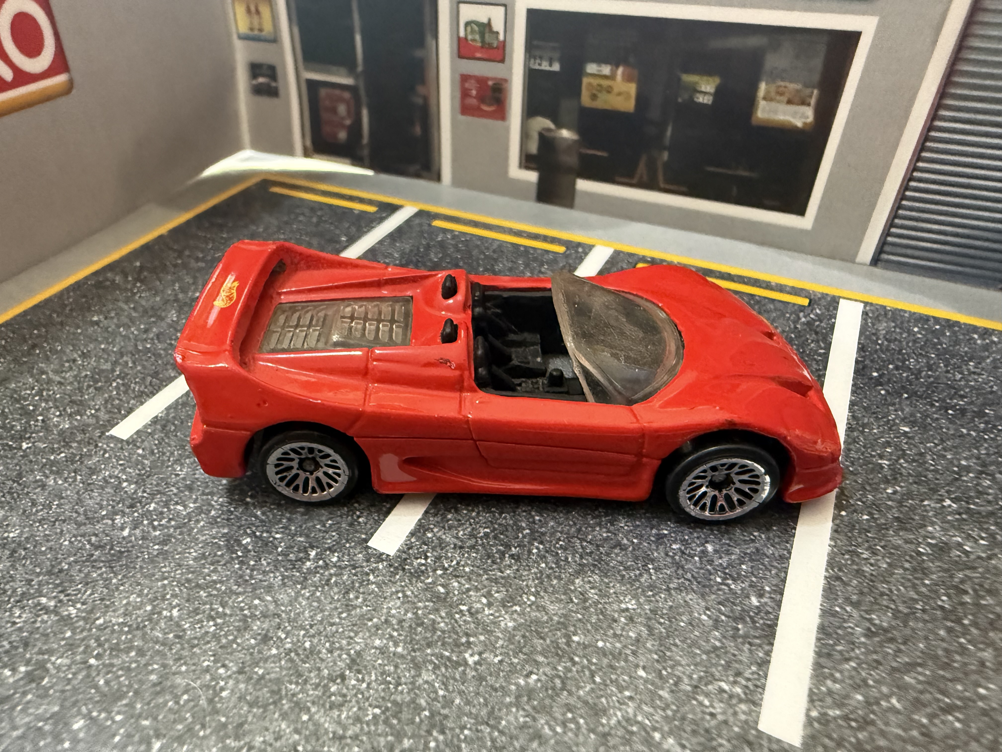 Coche deportivo de juguete rojo