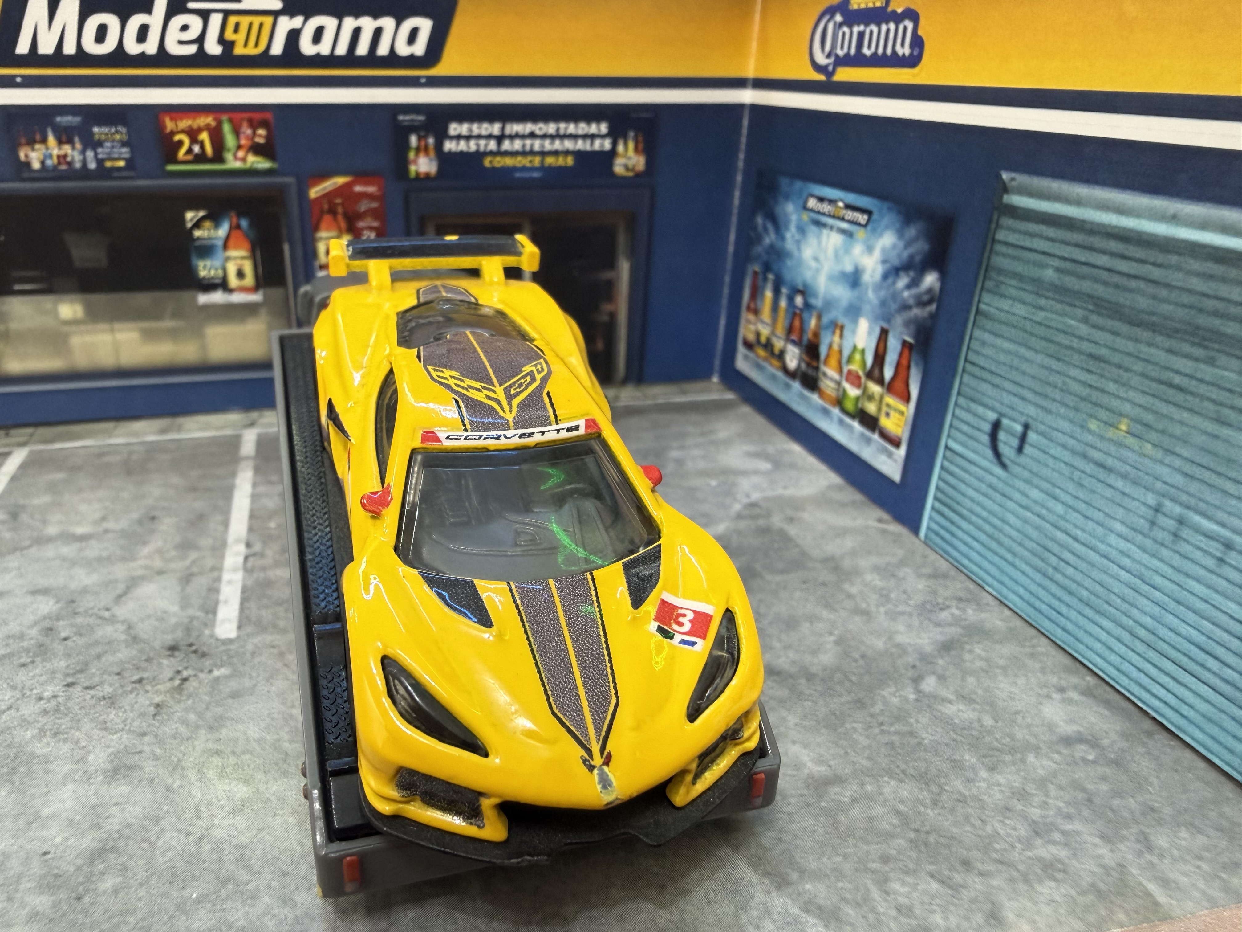 Corvette C8.R con su transporte