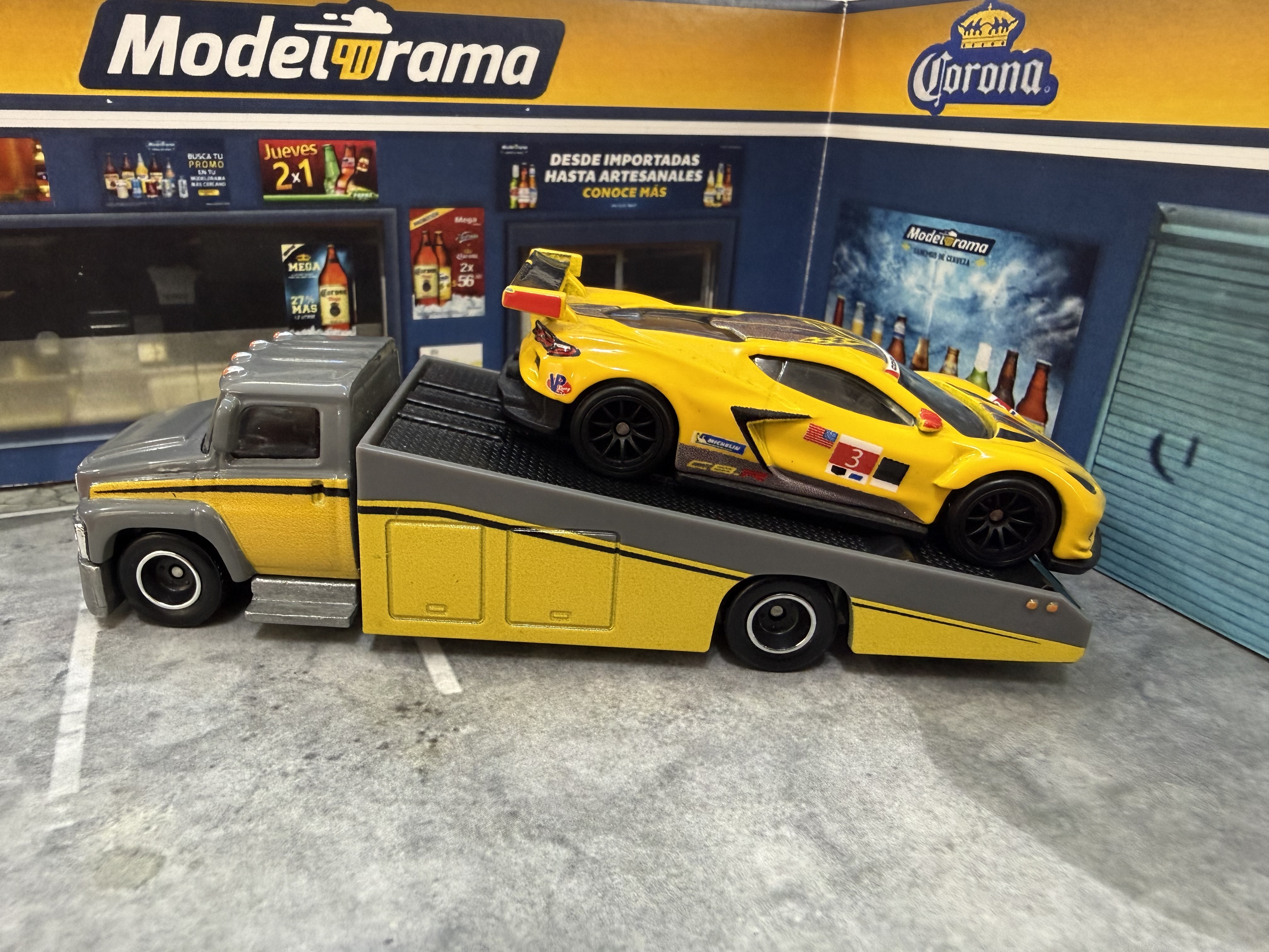 Corvette C8.R con su transporte