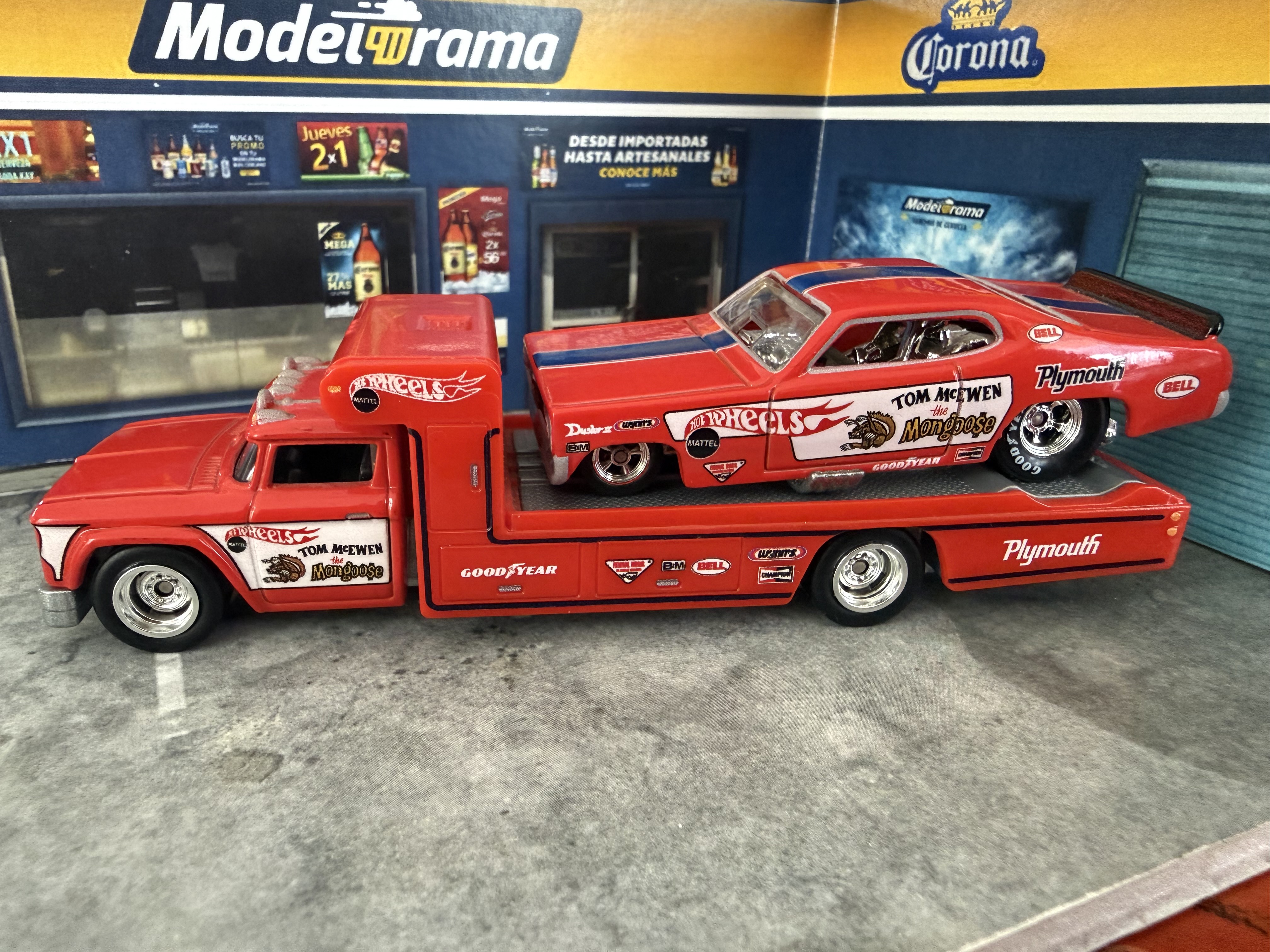 Modelo de coche Plymouth Hot Wheels con remolque