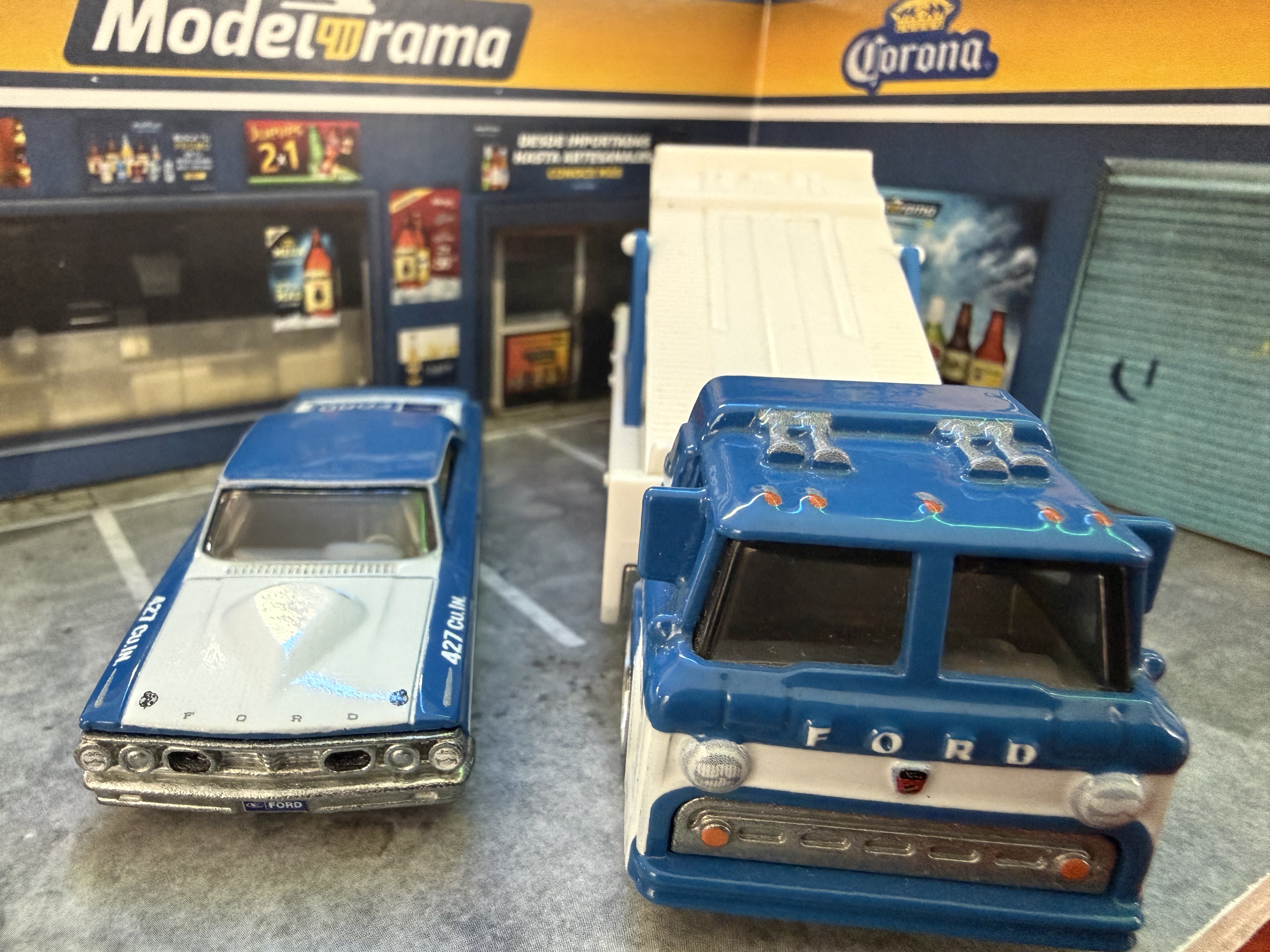 Camión transportador Ford con auto de carreras
