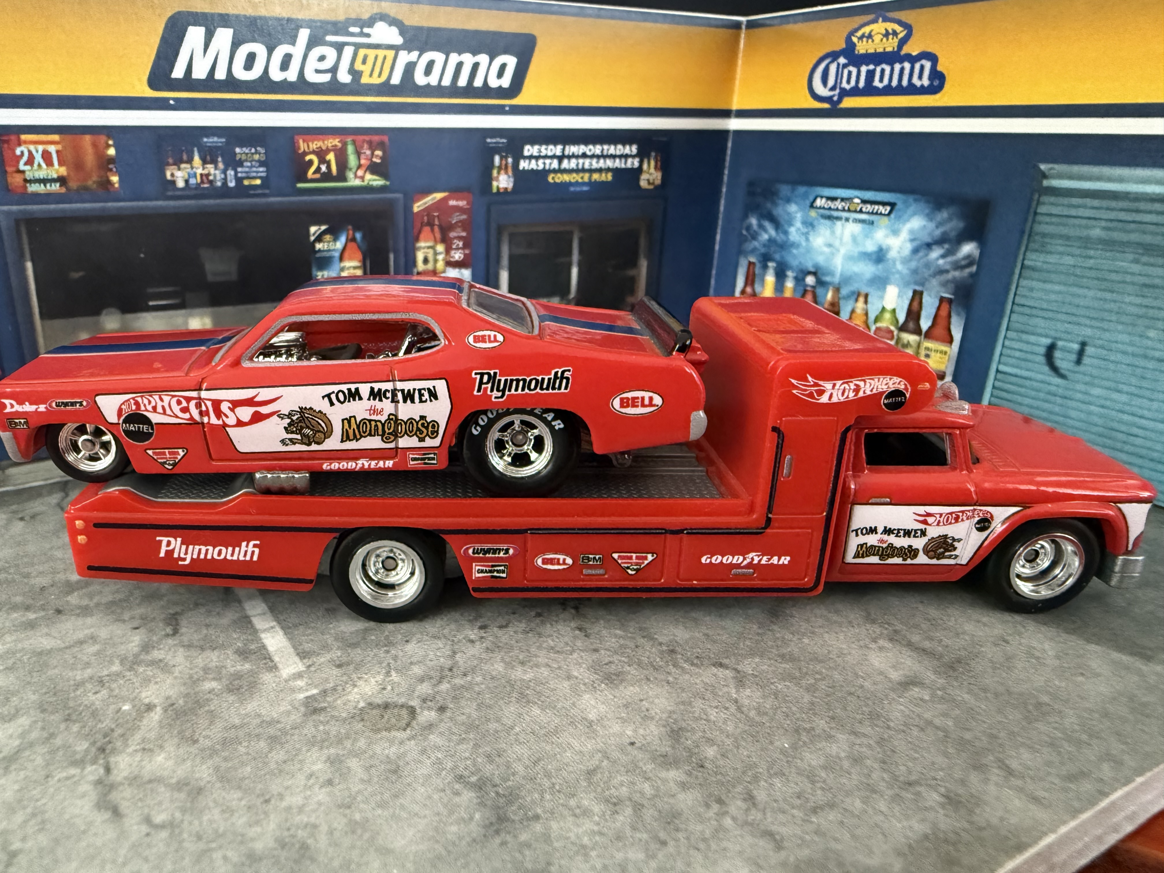 Modelo de coche Plymouth Hot Wheels con remolque