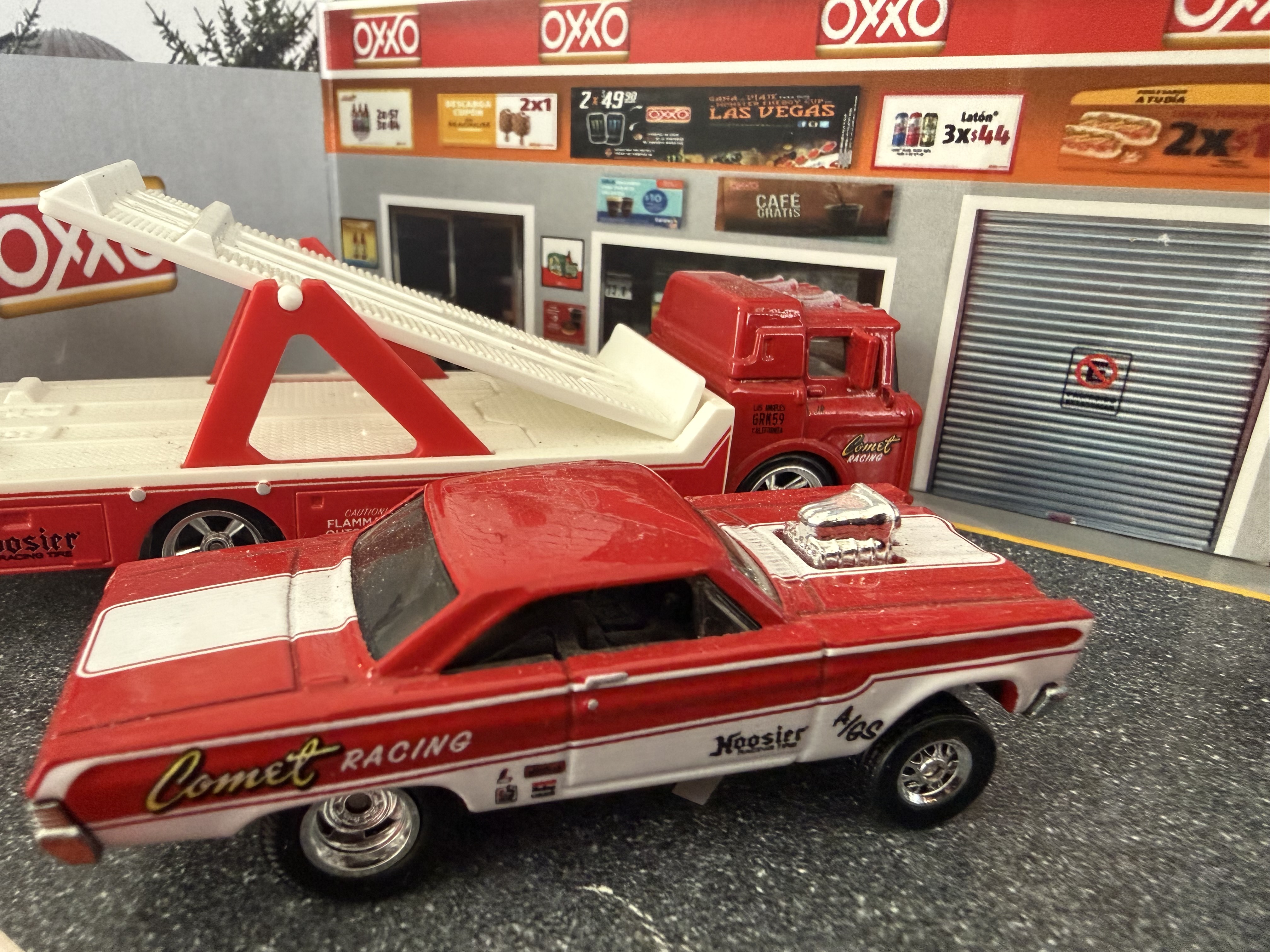 Camión grúa y auto de carreras Comet Racing