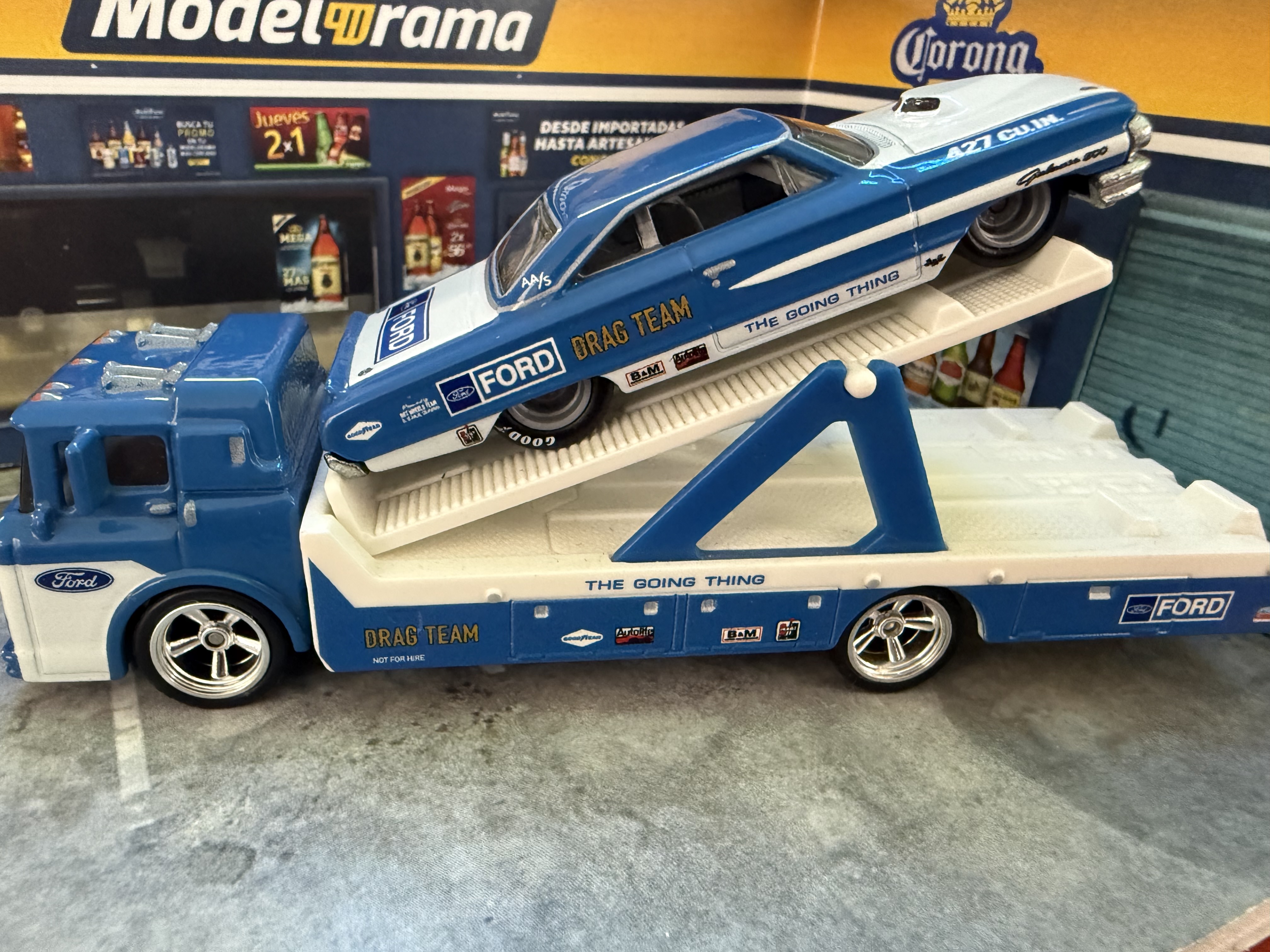 Camión transportador Ford con auto de carreras