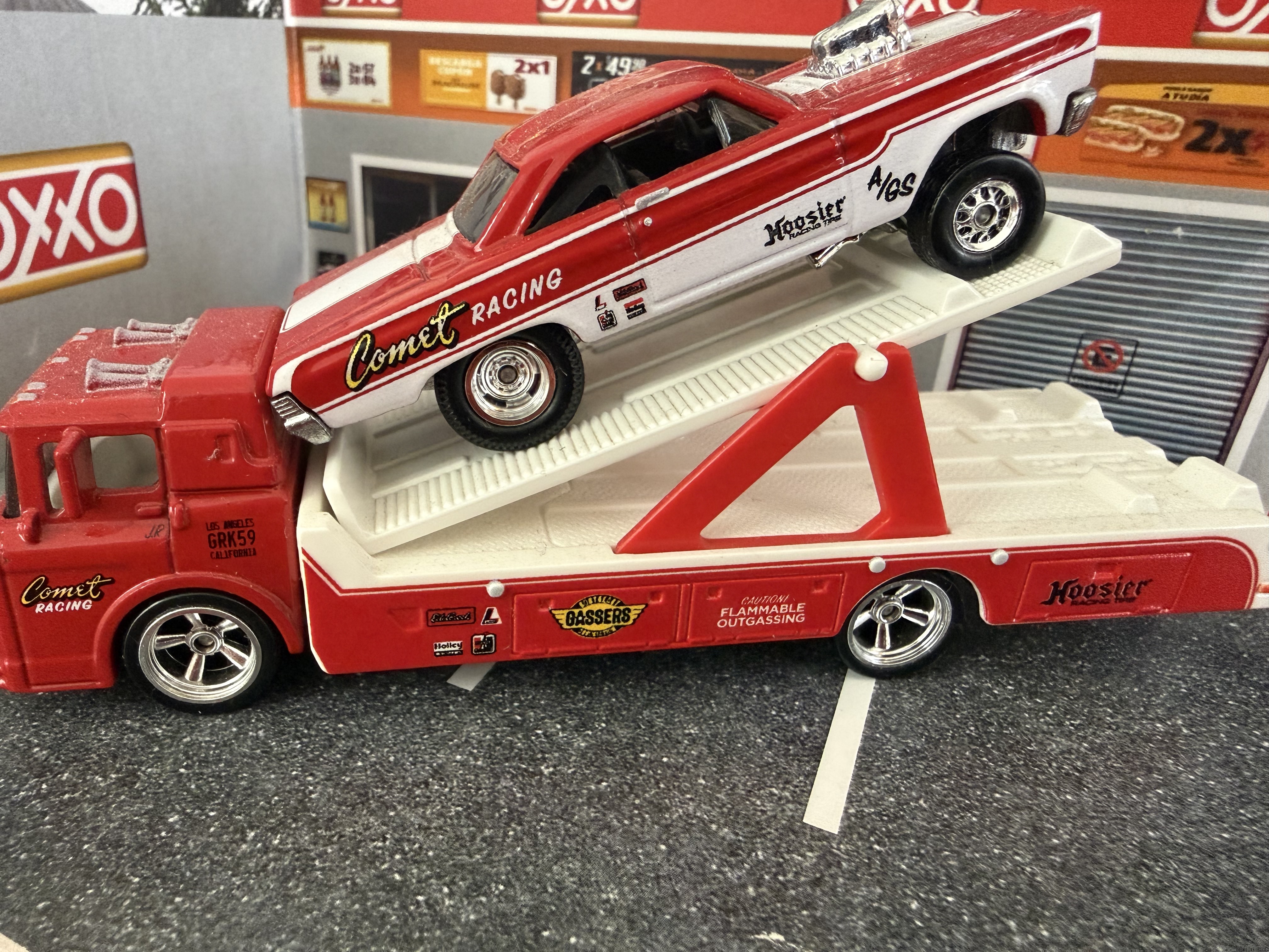 Camión grúa y auto de carreras Comet Racing