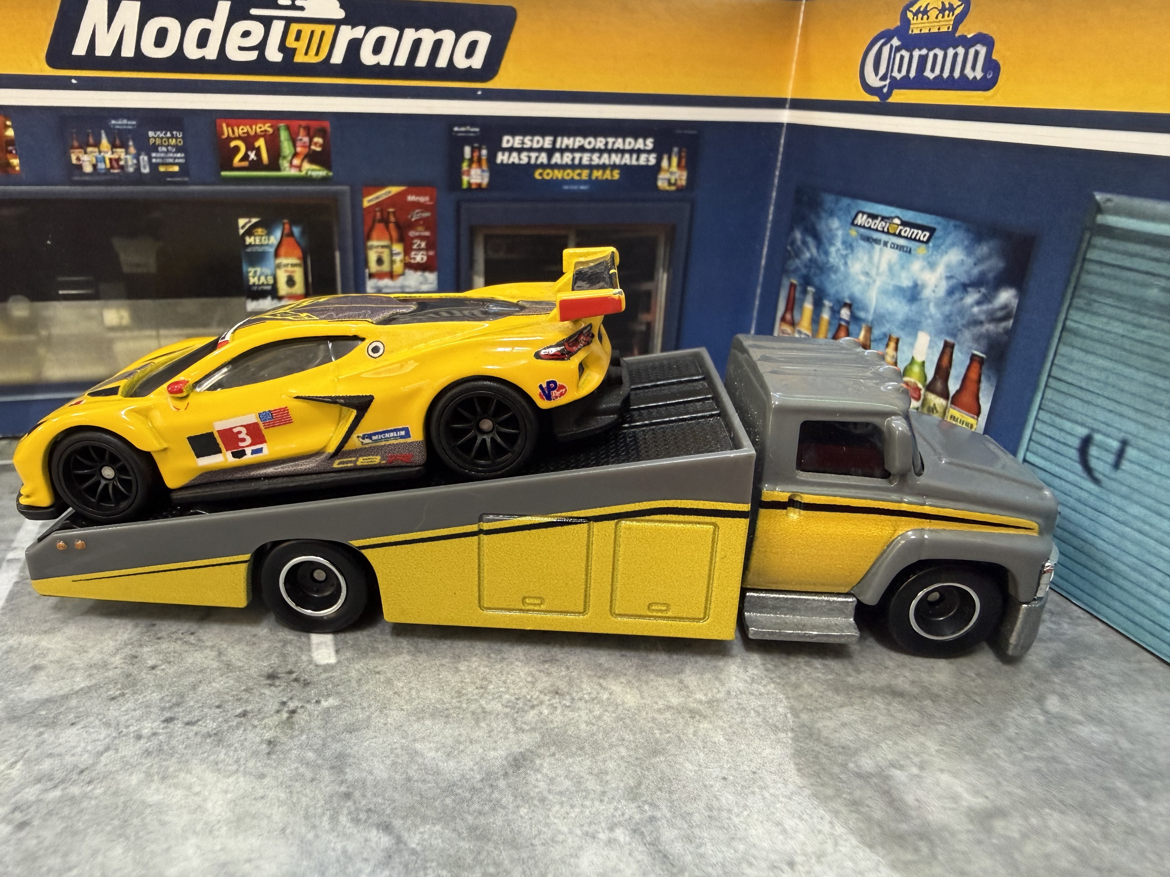Corvette C8.R con su transporte