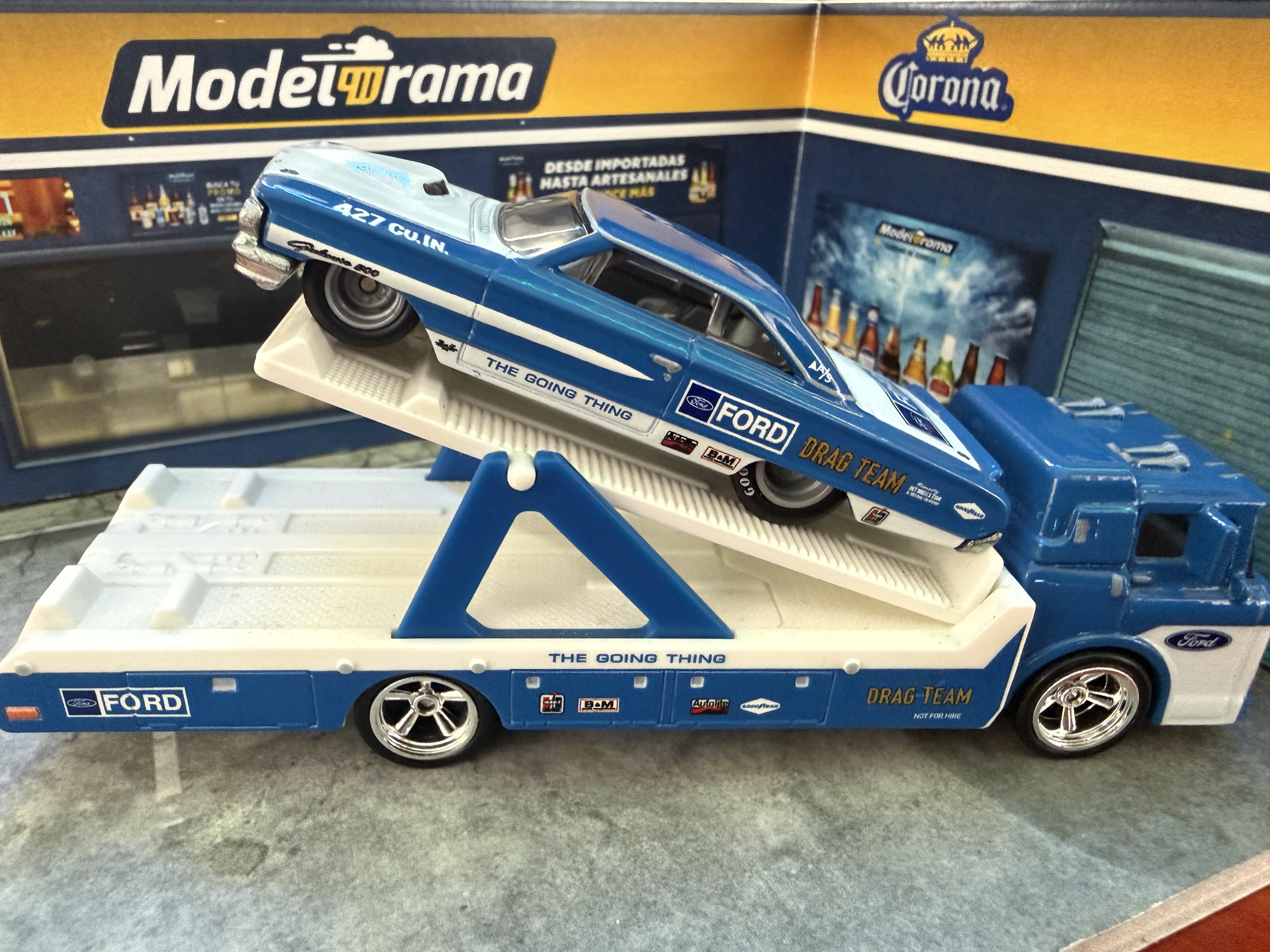 Camión transportador Ford con auto de carreras