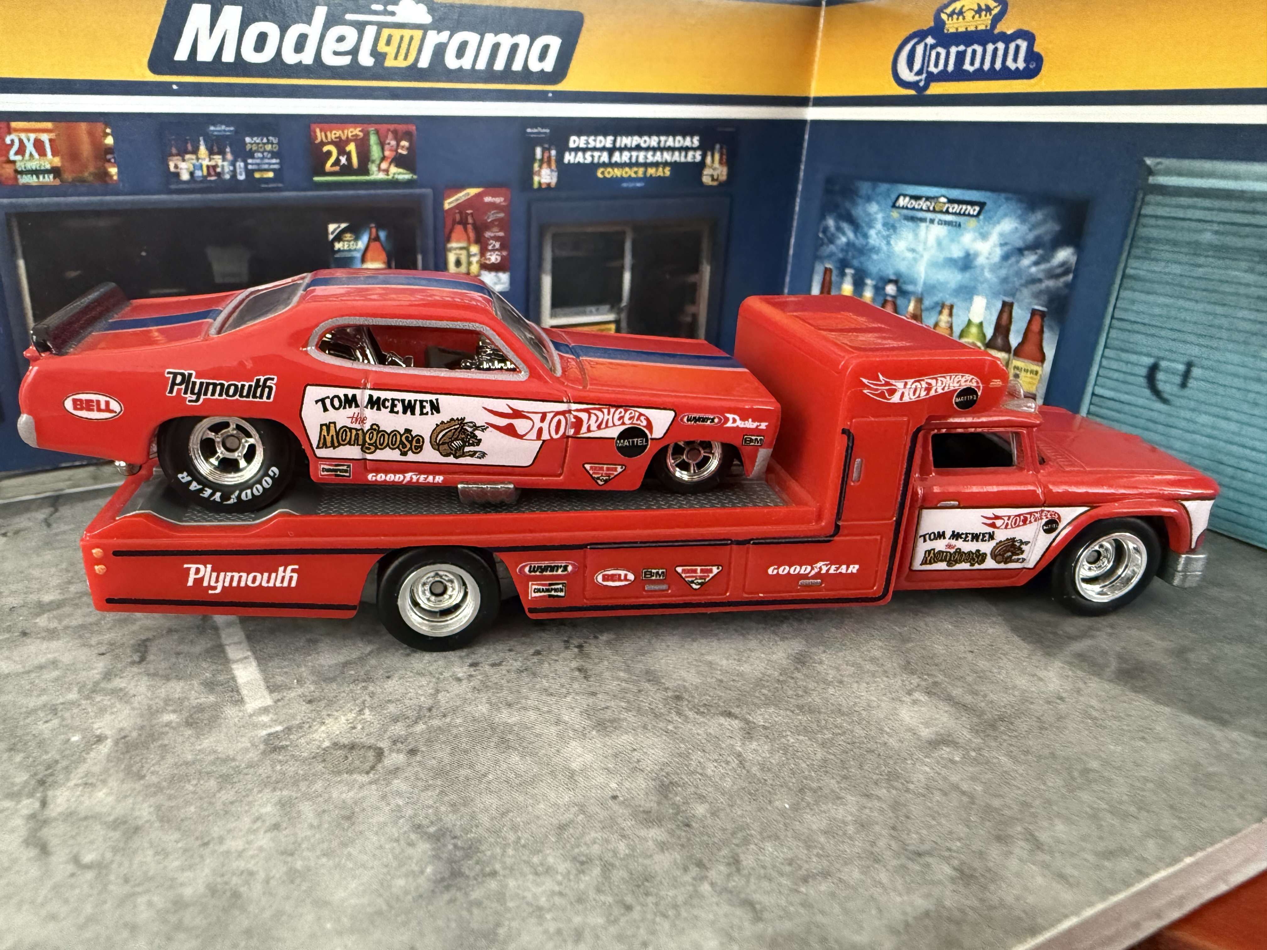 Modelo de coche Plymouth Hot Wheels con remolque