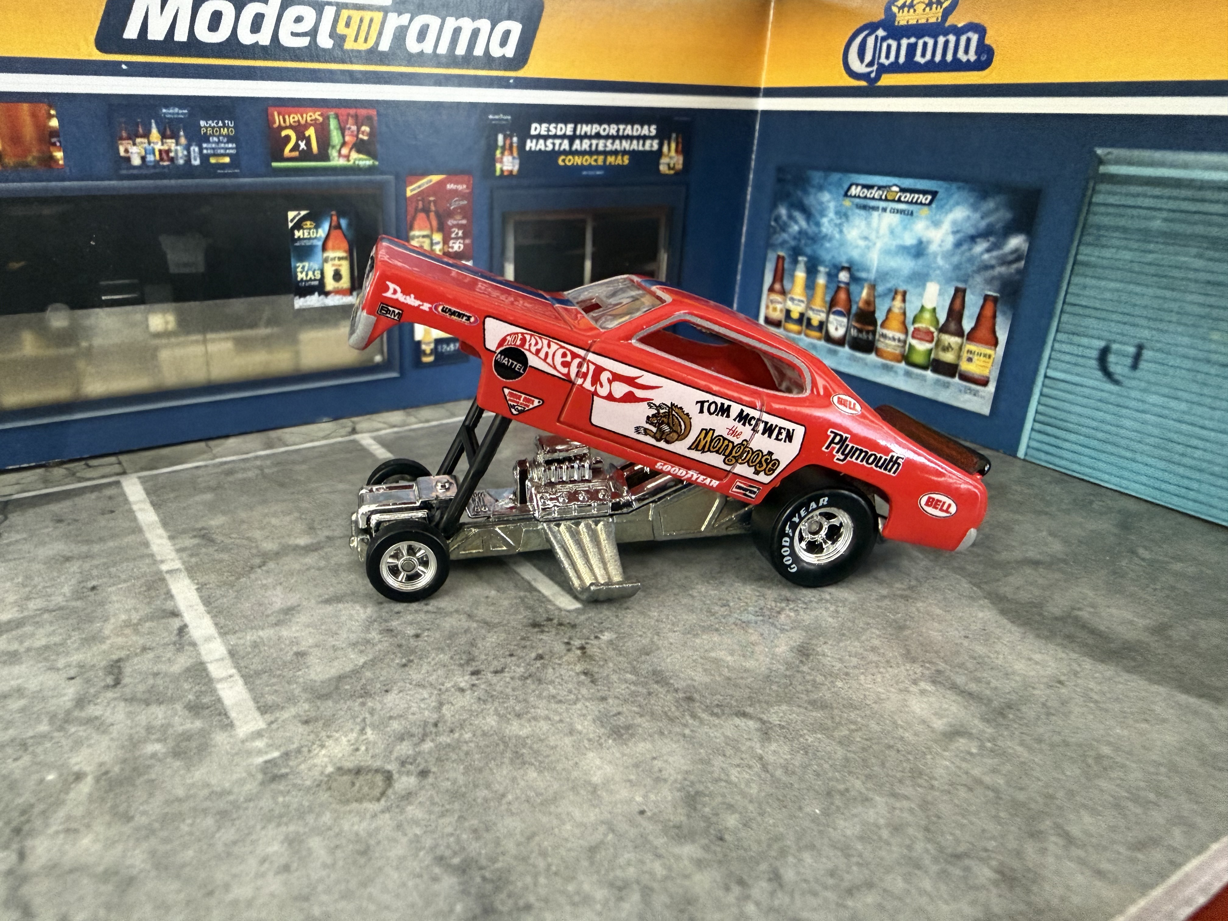 Modelo de coche Plymouth Hot Wheels con remolque