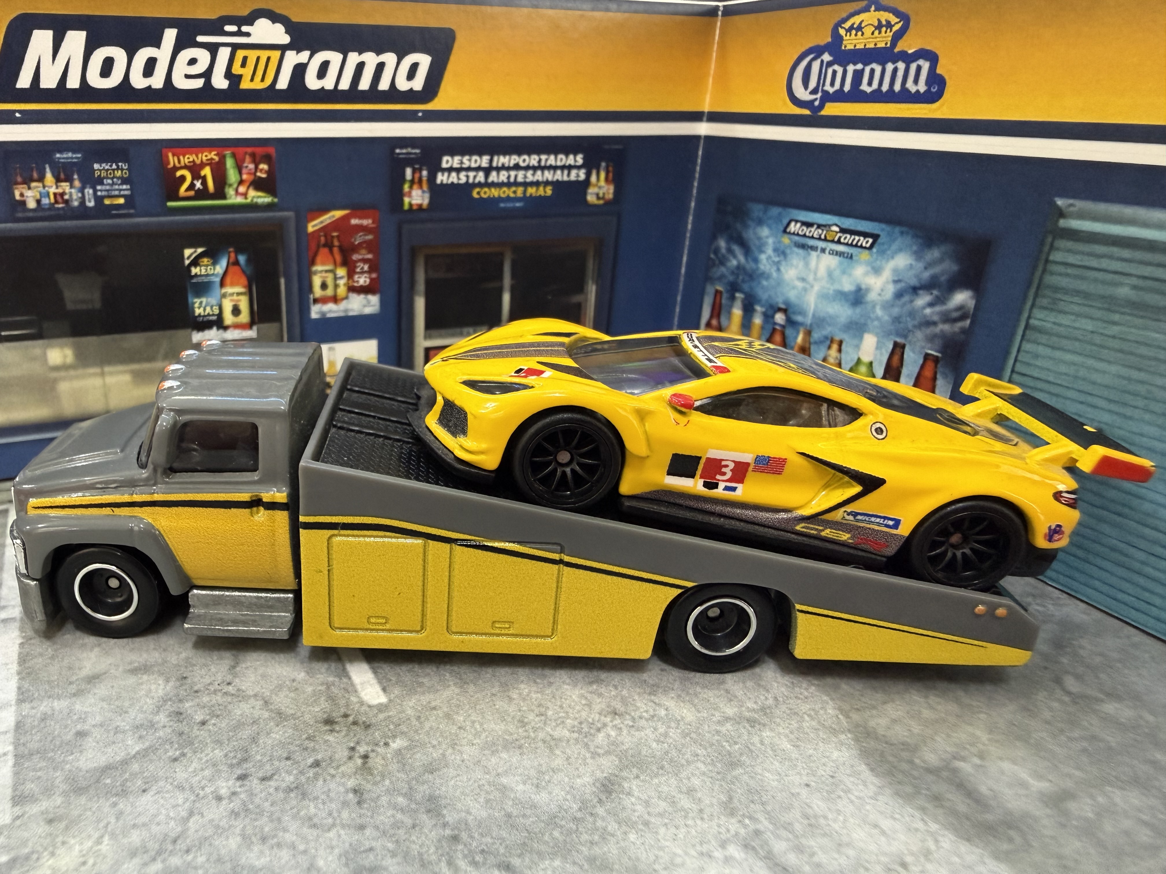 Corvette C8.R con su transporte