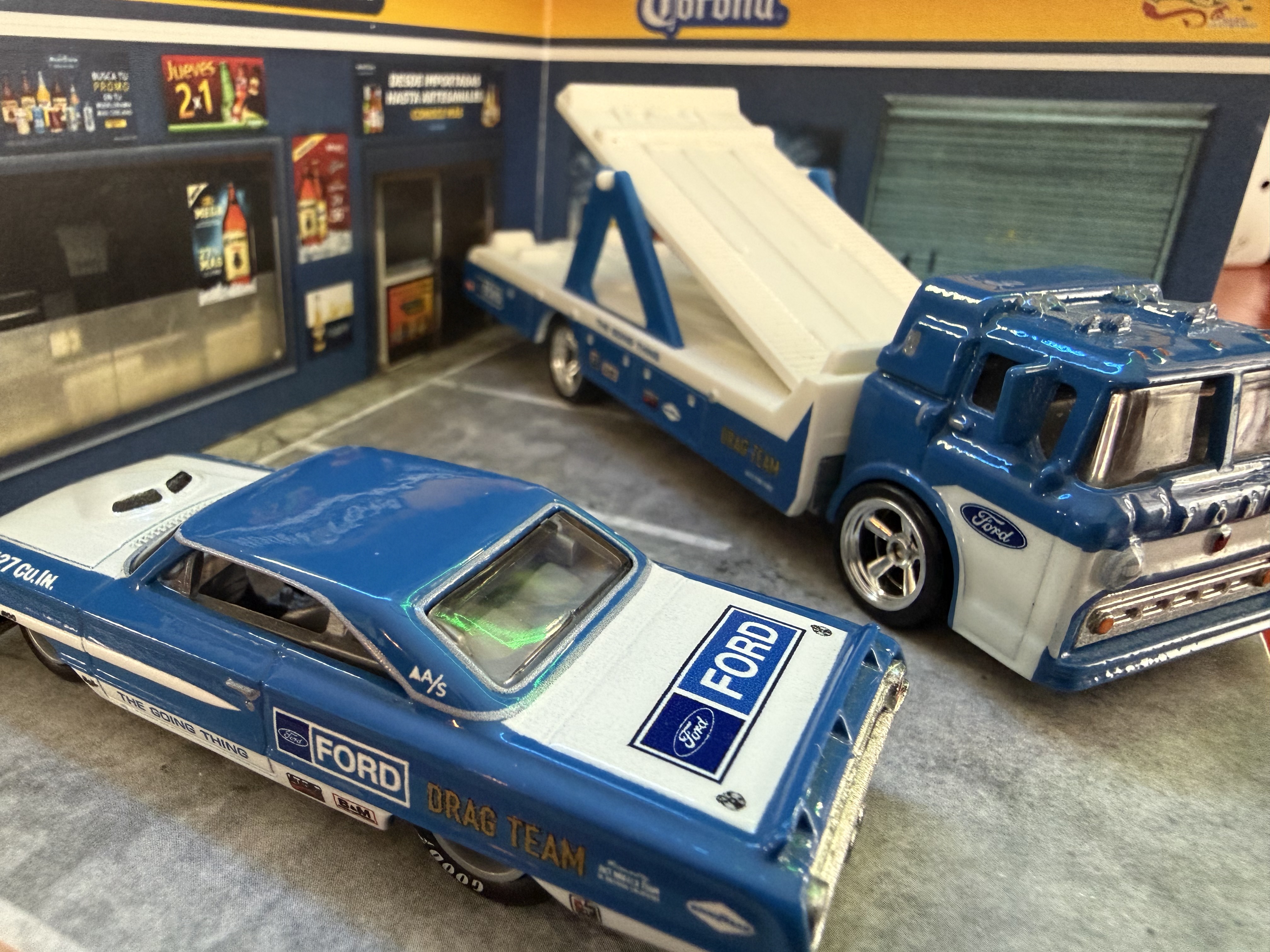 Camión transportador Ford con auto de carreras