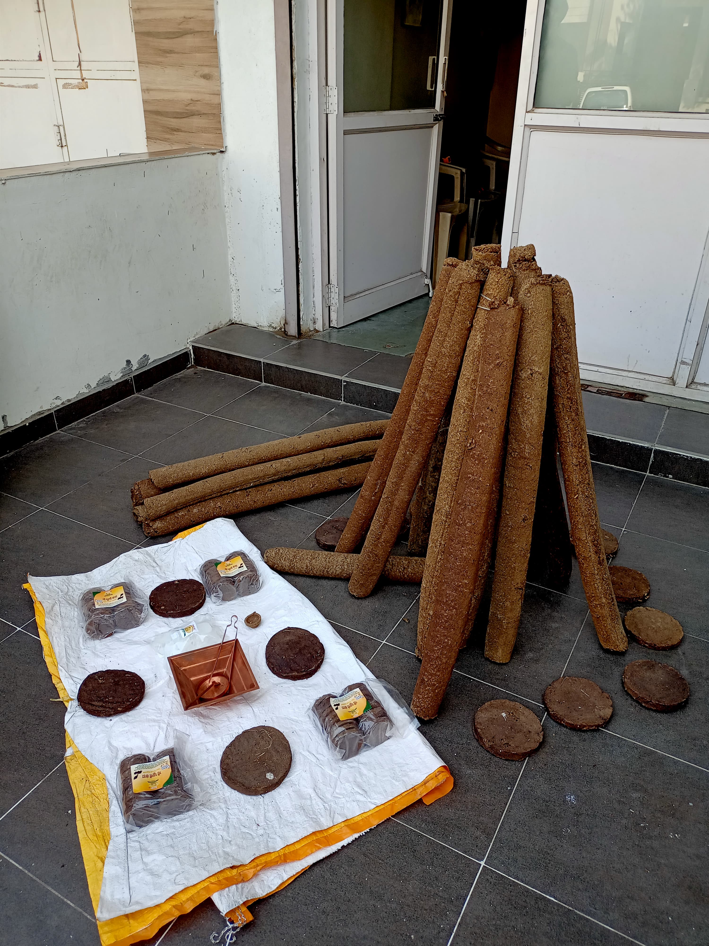 COW DUNG LOGS - 1 PIECE