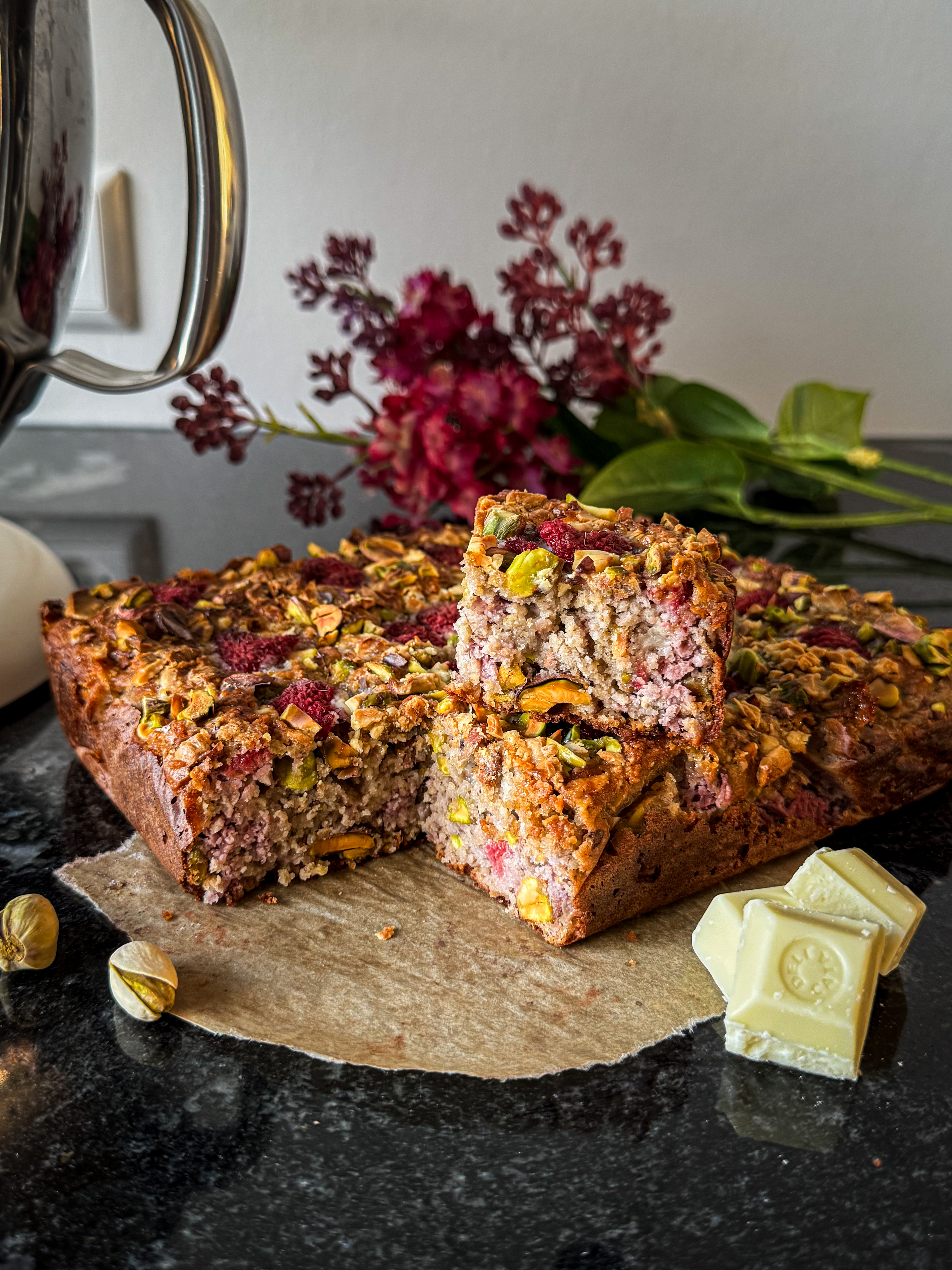 Gezondere blondie met framboos, pistachenoten en witte chocolade