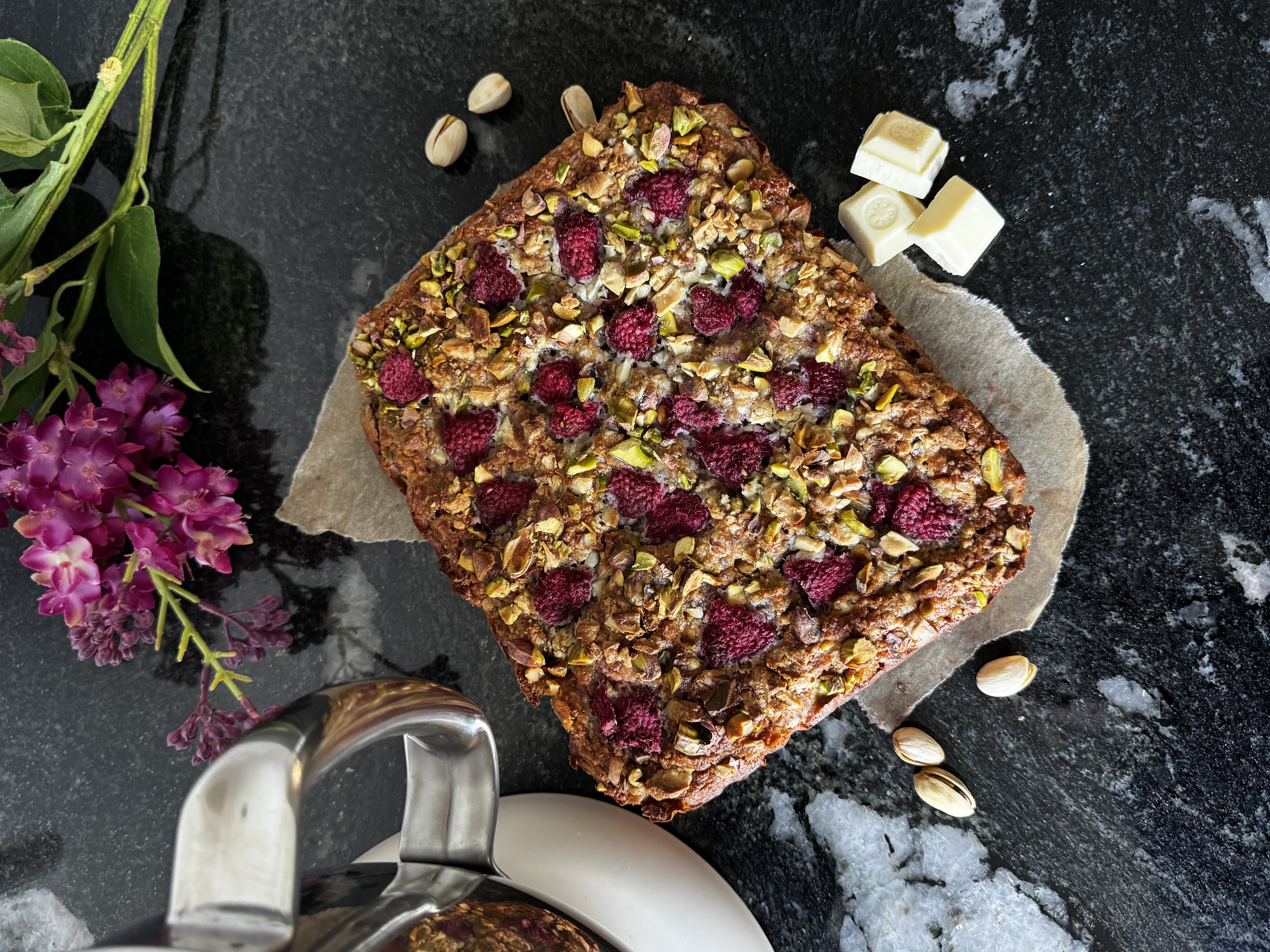 Gezondere blondie met framboos, pistachenoten en witte chocolade