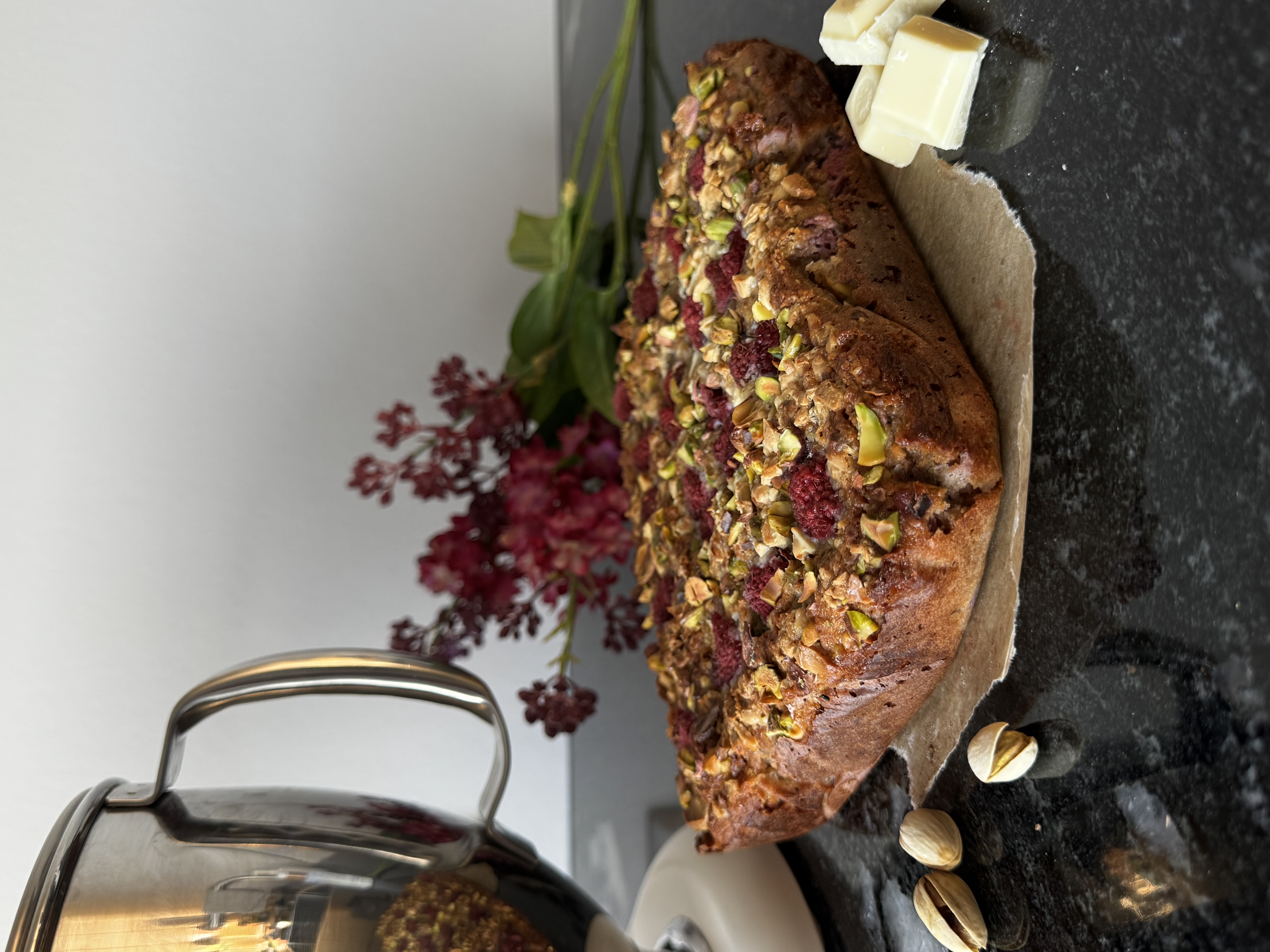 Gezondere blondie met framboos, pistachenoten en witte chocolade