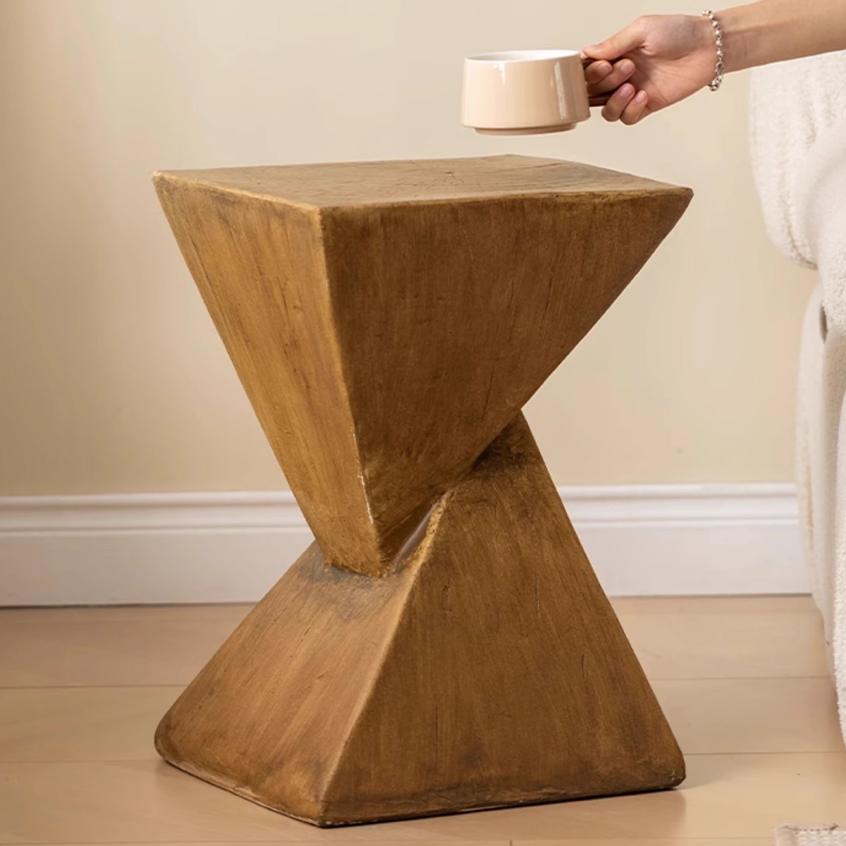 Hive Mind ローテーブル 屋内外兼用 コーヒーテーブル おしゃれな飾り台 カフェ風デザイン 組立不要 32cm*32cm*46cm