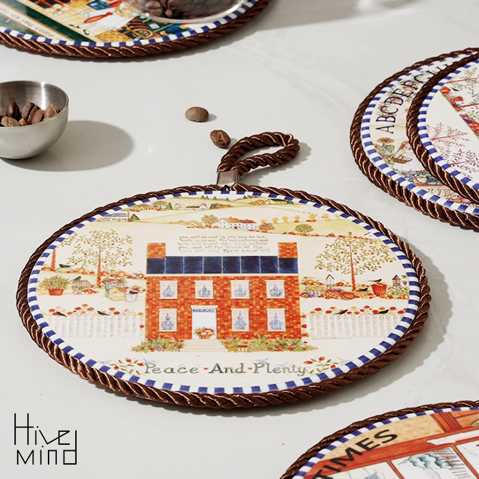       Hive Mind 鍋敷き 2枚セット 陶器製 丸型 直径16cm 耐熱 プレート 鍋しき おしゃれ かわいい 北欧風 インテリア雑貨 ポットマット トリベット コースター 鉢置き台 敷物 ギフト プレゼント 童話風 カントリー