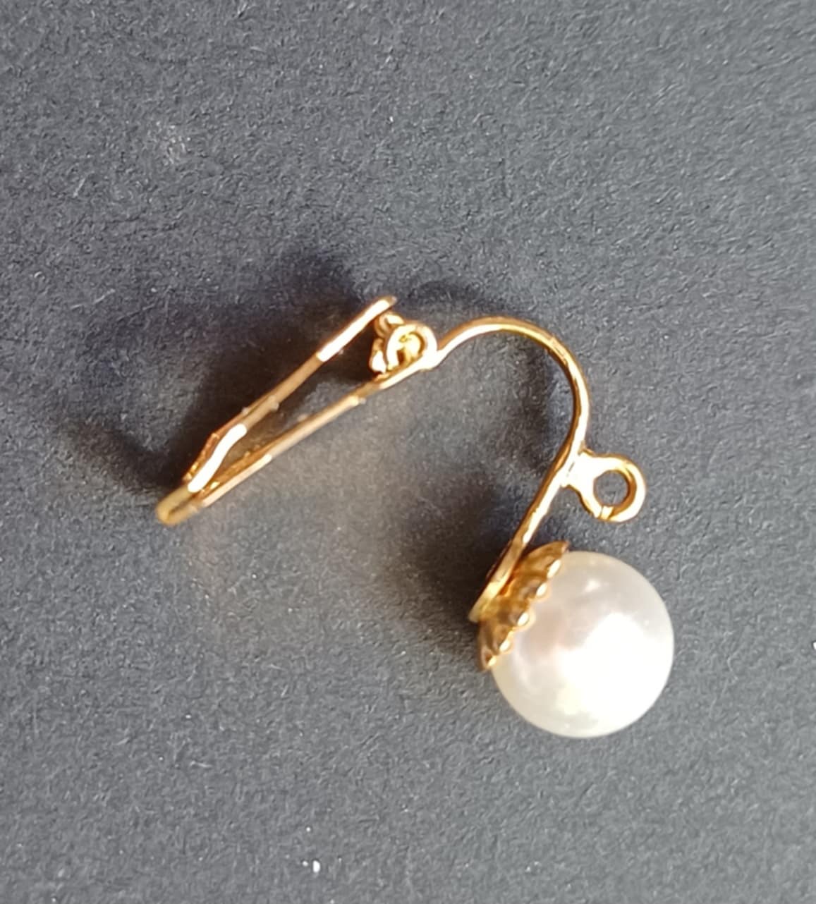 Clips dorés avec perle blanche