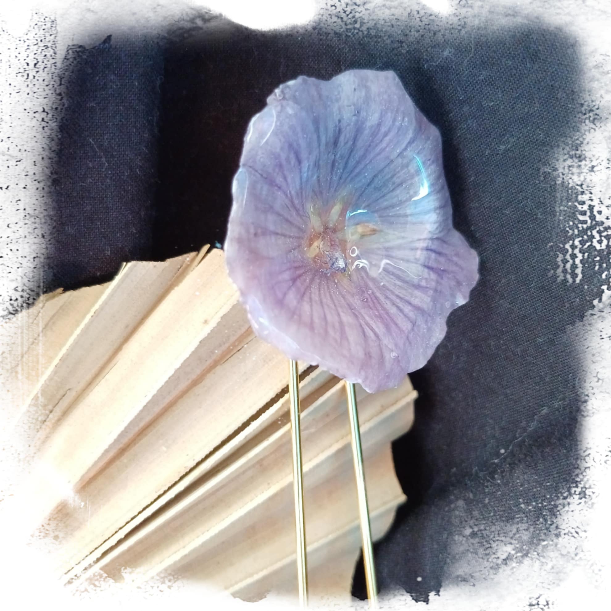 Pique à chignon fleur de rose Trémière mauve