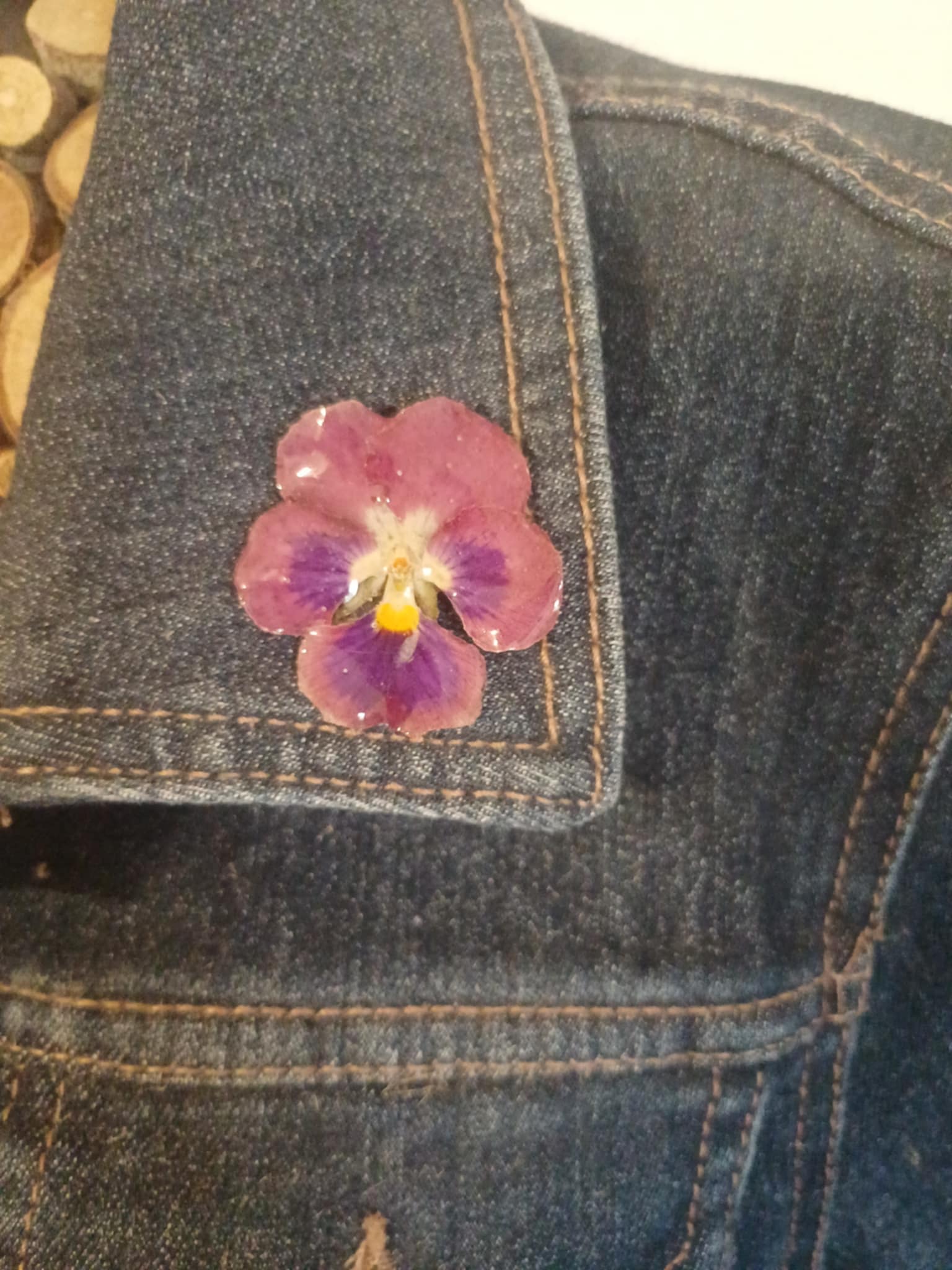 Broche pin's fleur de Pensée