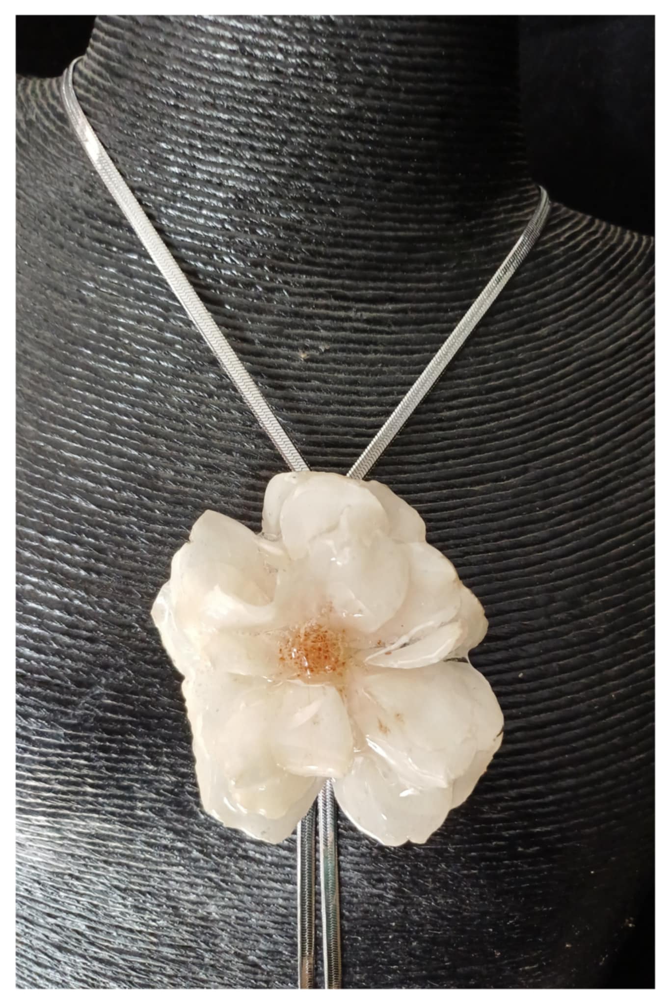 Collier réglable rose blanche