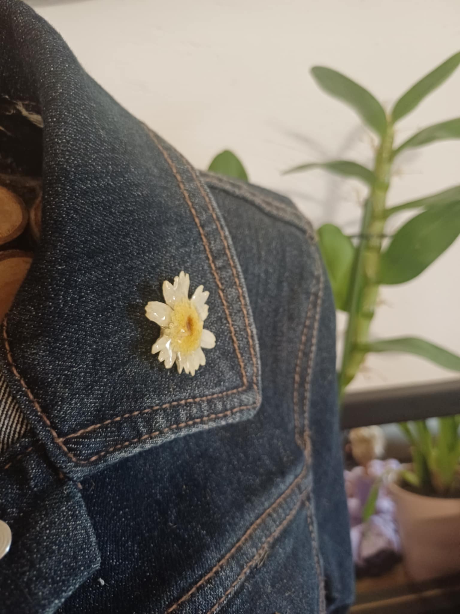 Broche pin's fleur de Marguerite jaune pale